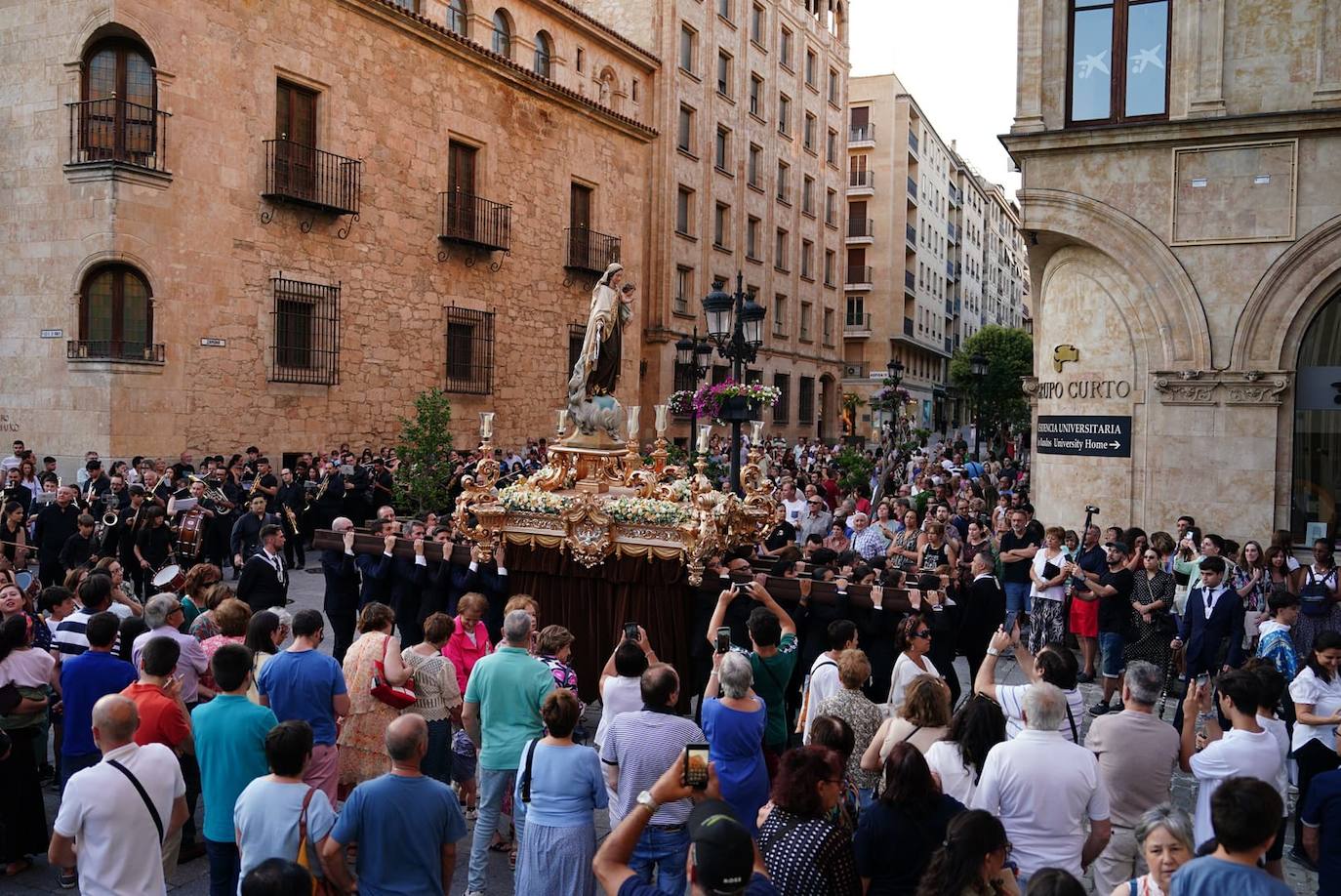 La Virgen del Carmen procesiona con un nuevo paso