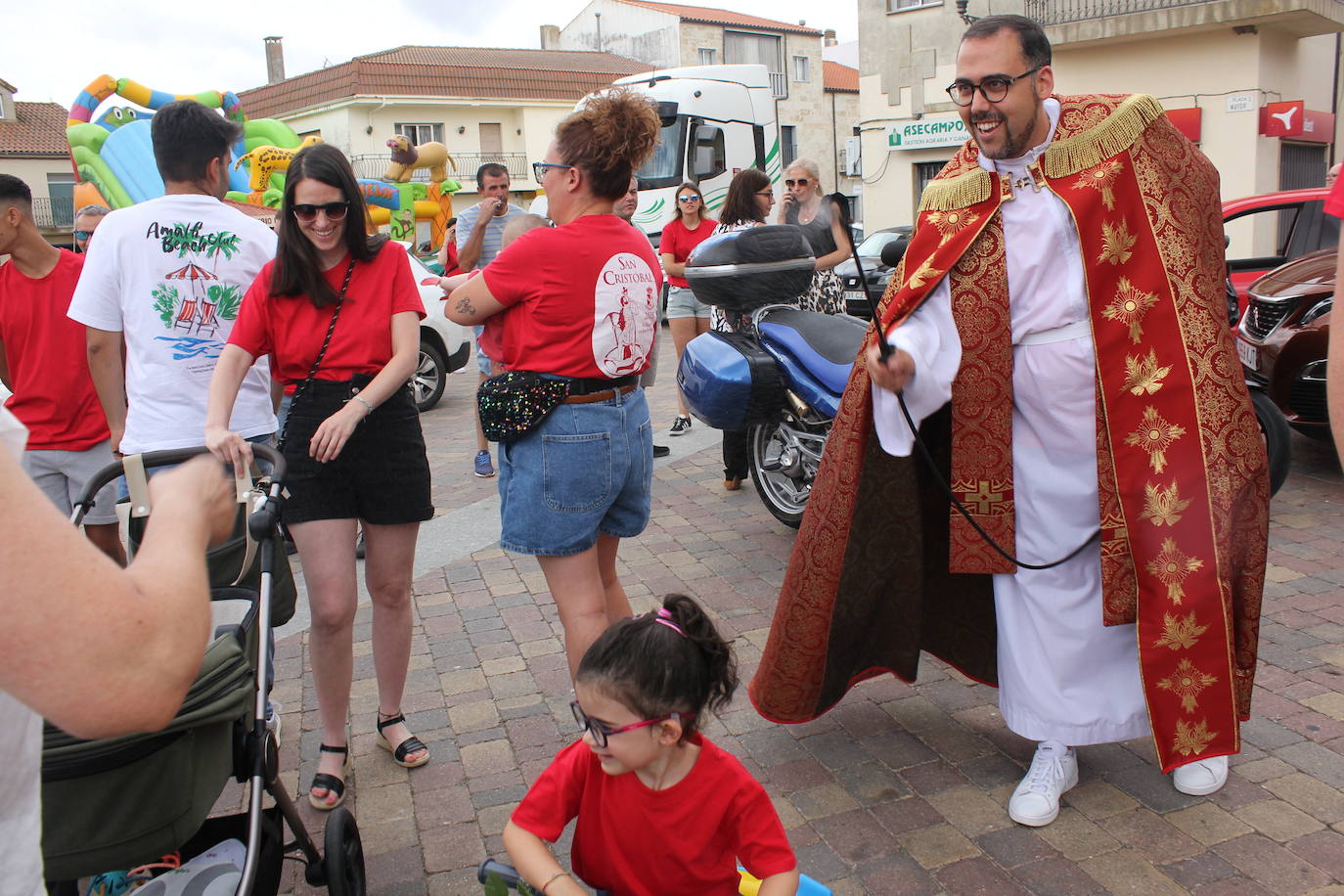 Masiva bendición de vehículos y conductores entre sonidos de claxon en La Fuente de San Esteban