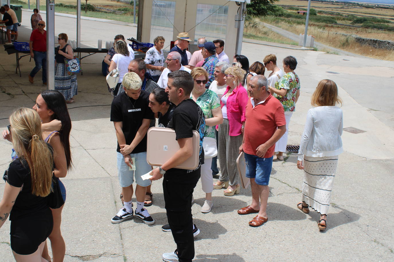 Los vecinos de Campillo de Salvatierra disfrutan de la comida festiva