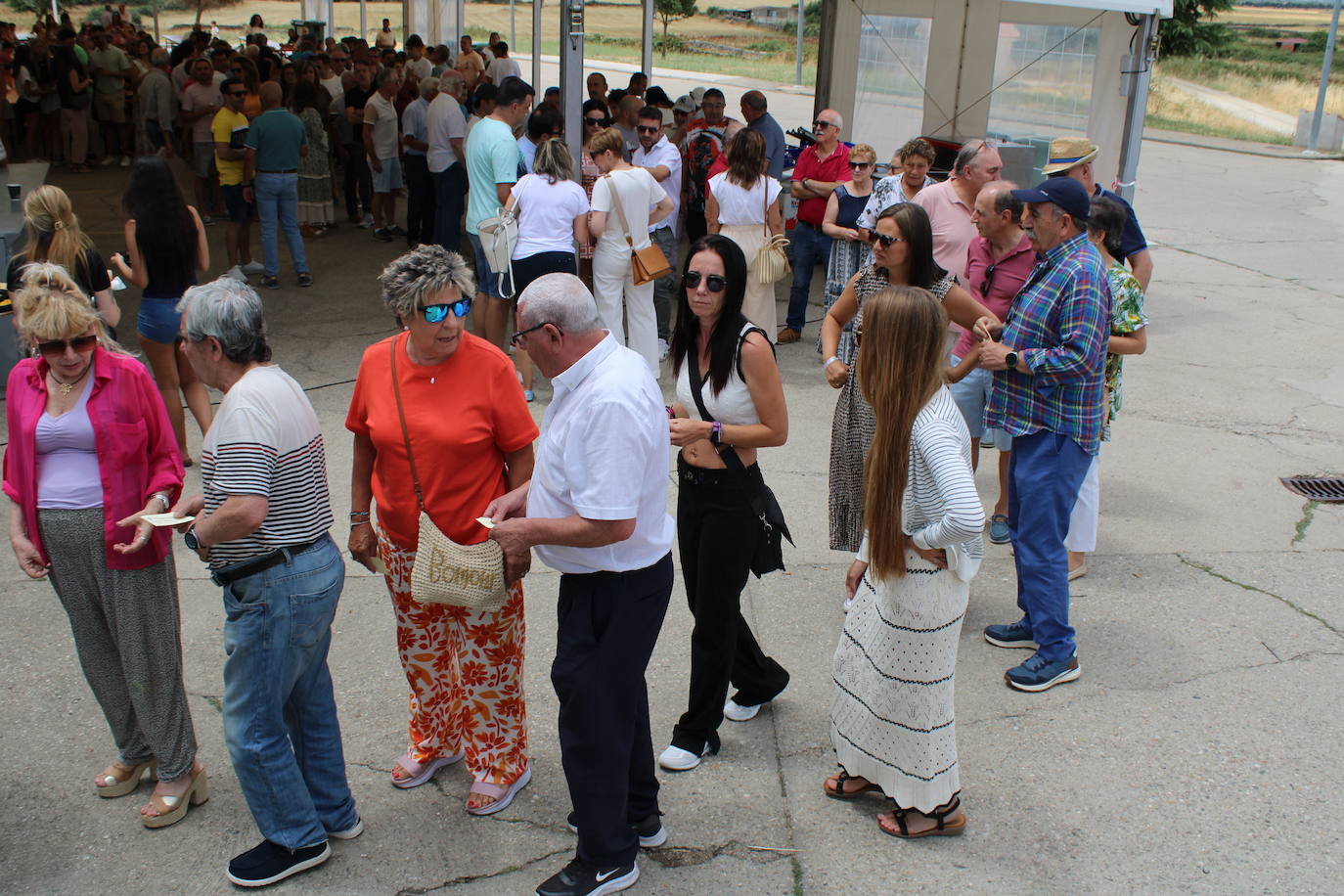 Los vecinos de Campillo de Salvatierra disfrutan de la comida festiva