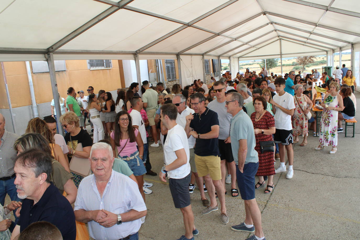 Los vecinos de Campillo de Salvatierra disfrutan de la comida festiva