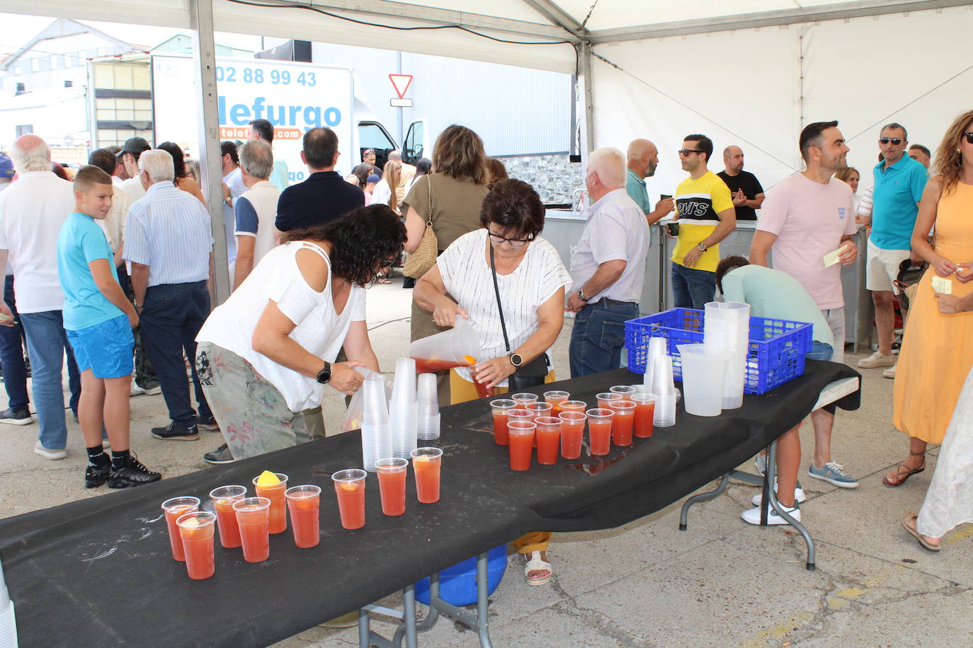 Los vecinos de Campillo de Salvatierra disfrutan de la comida festiva