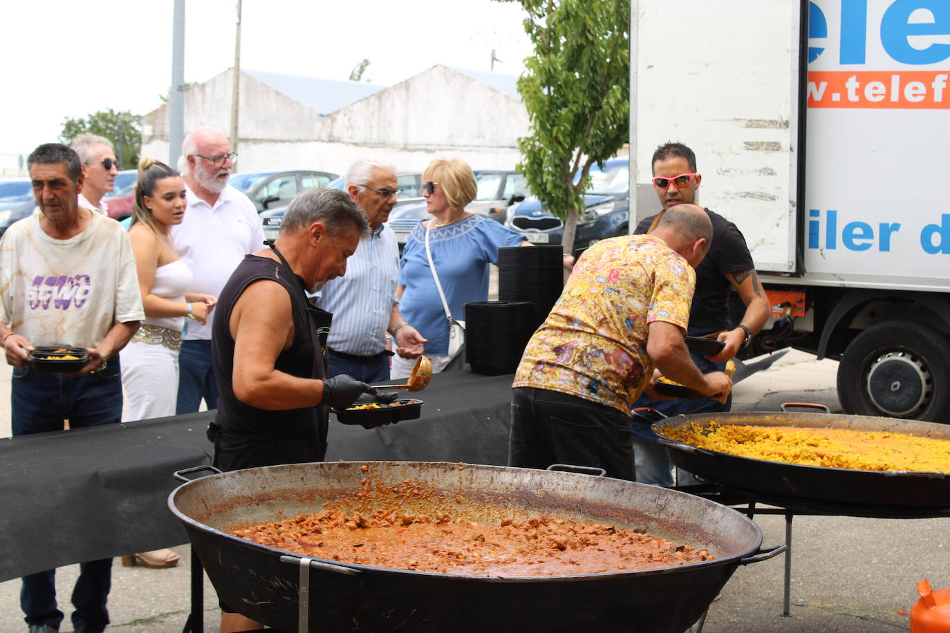 Los vecinos de Campillo de Salvatierra disfrutan de la comida festiva