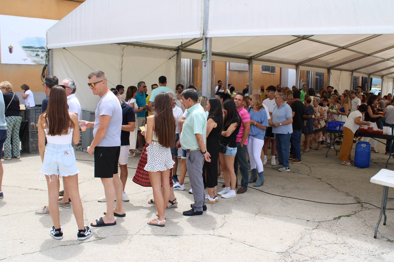 Los vecinos de Campillo de Salvatierra disfrutan de la comida festiva