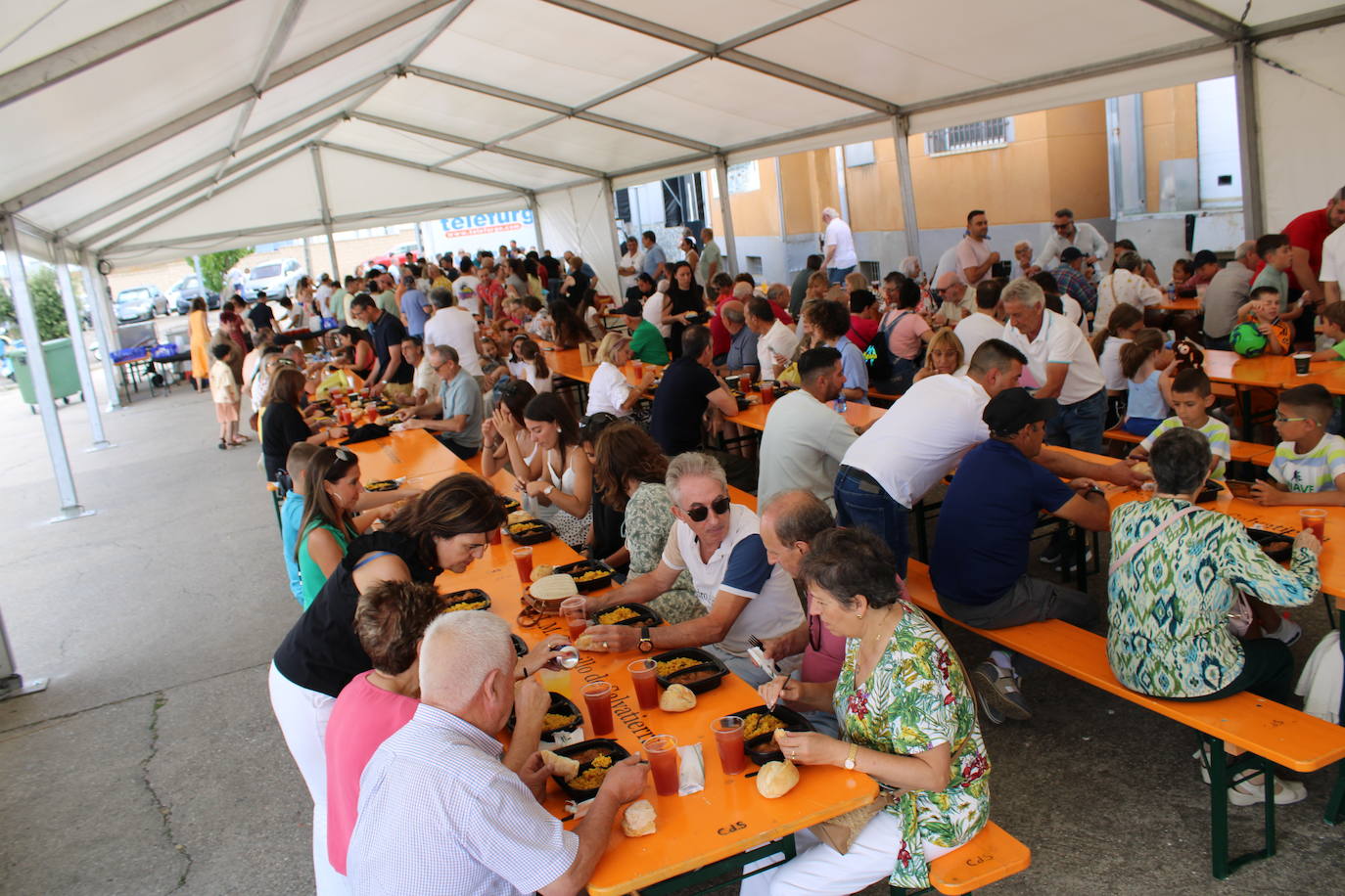Los vecinos de Campillo de Salvatierra disfrutan de la comida festiva
