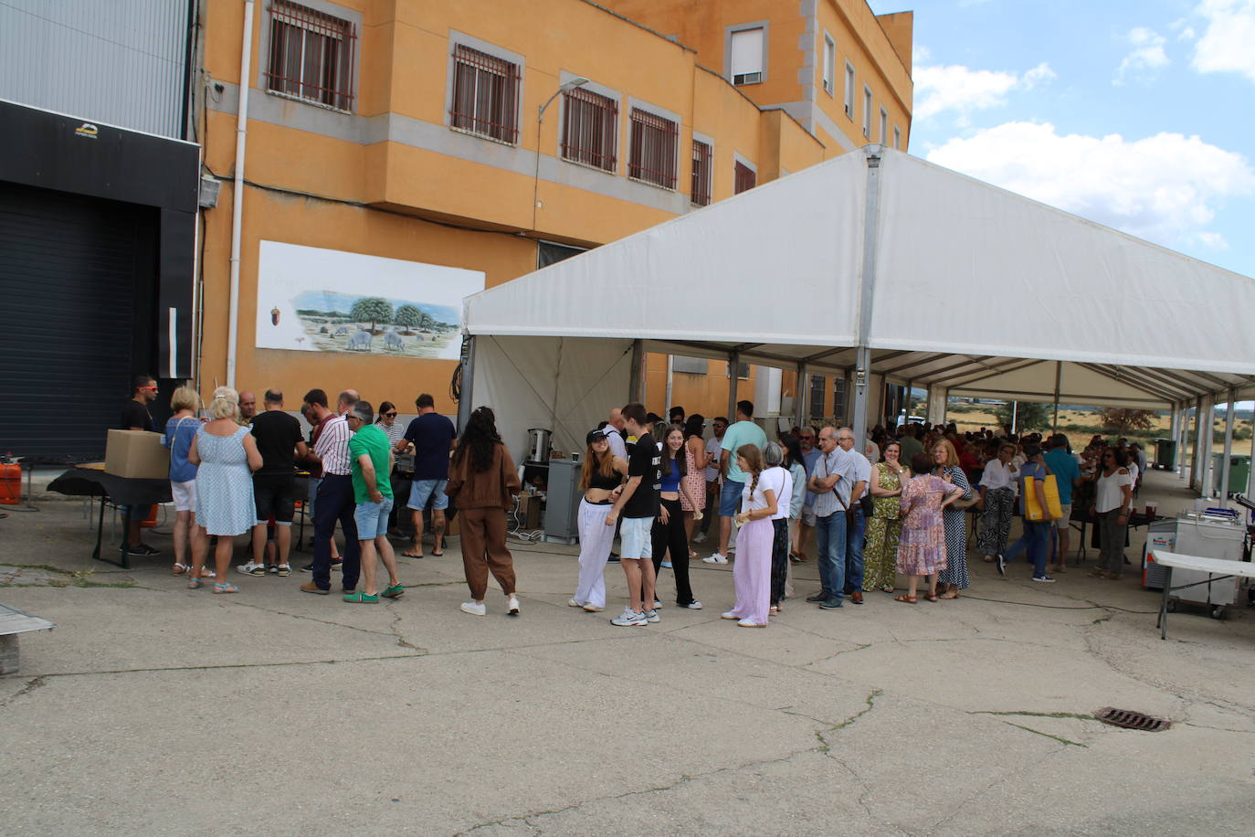 Los vecinos de Campillo de Salvatierra disfrutan de la comida festiva