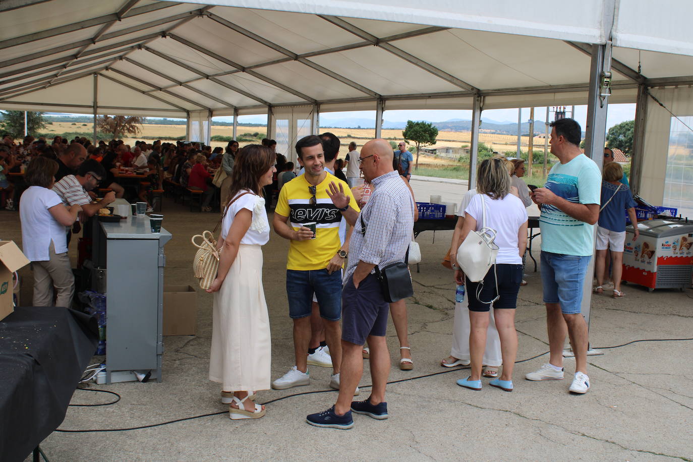 Los vecinos de Campillo de Salvatierra disfrutan de la comida festiva