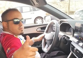 Daniel Hernández, en el interior de su vehículo adaptado.