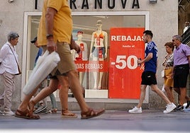 Algunos salmantinos caminan por la calle Toro, donde hay muchos comercios con grandes ofertas.