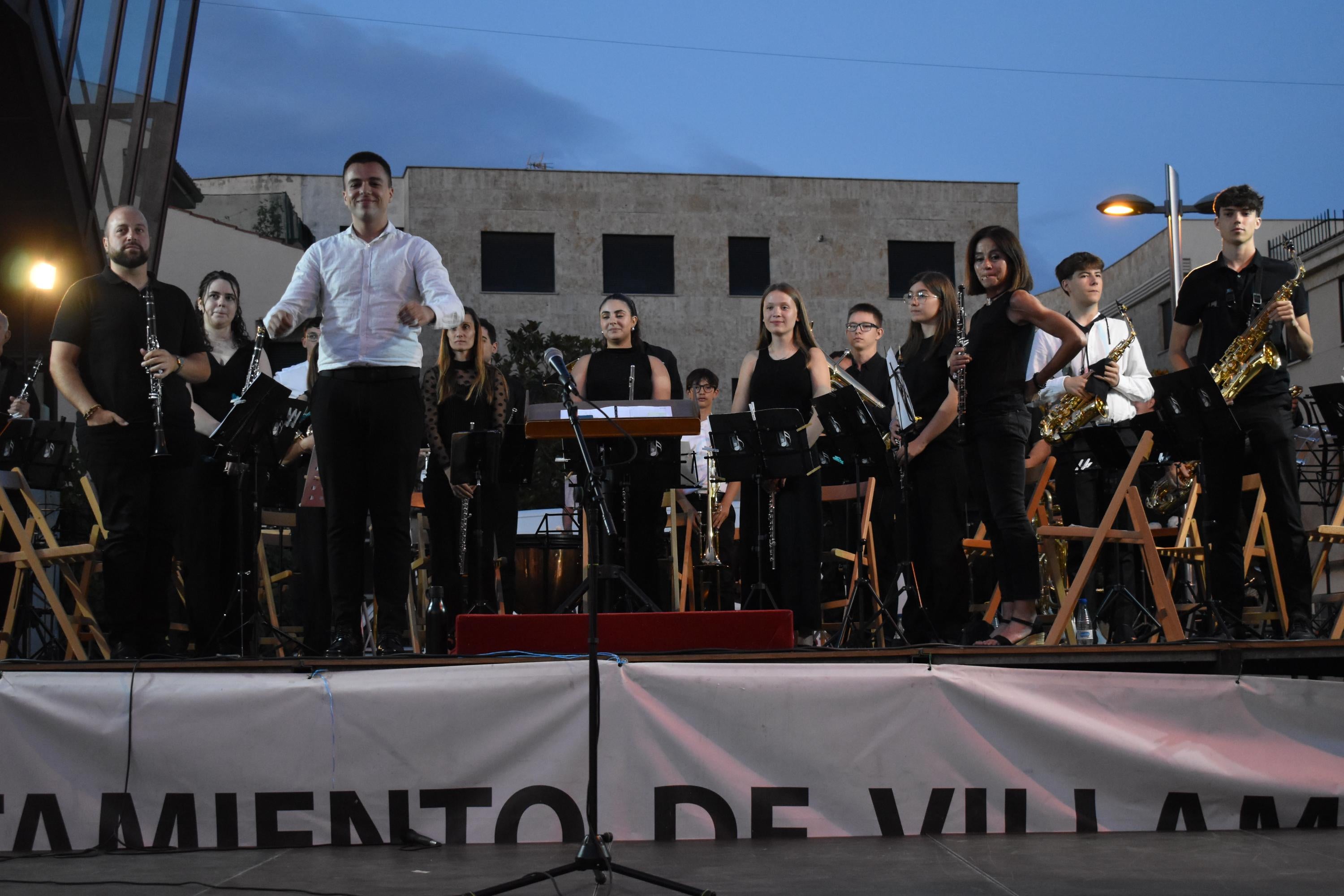 Villamayor vibra al ritmo de 100 músicos en sus 'Noches de verano'