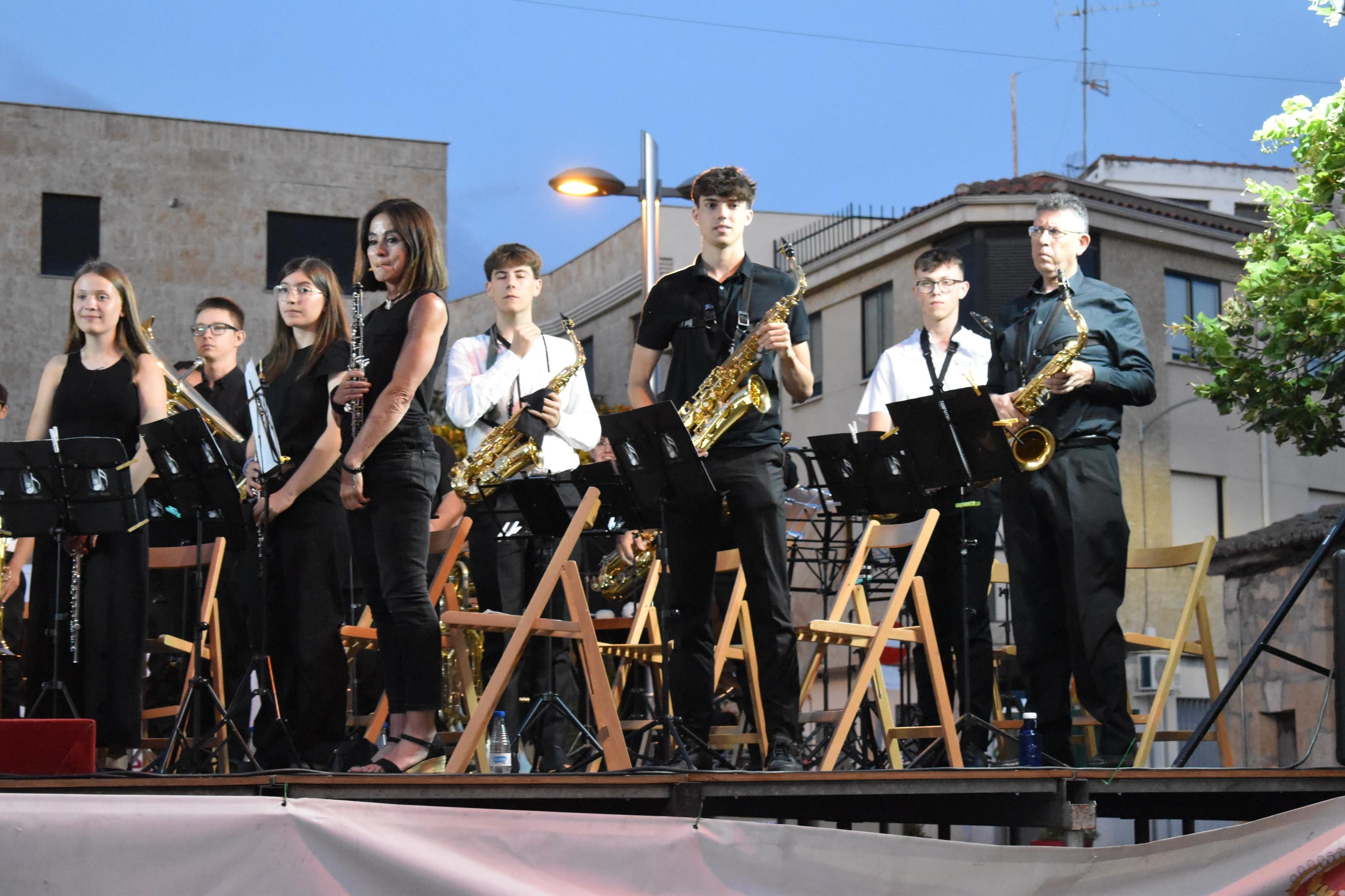 Villamayor vibra al ritmo de 100 músicos en sus 'Noches de verano'
