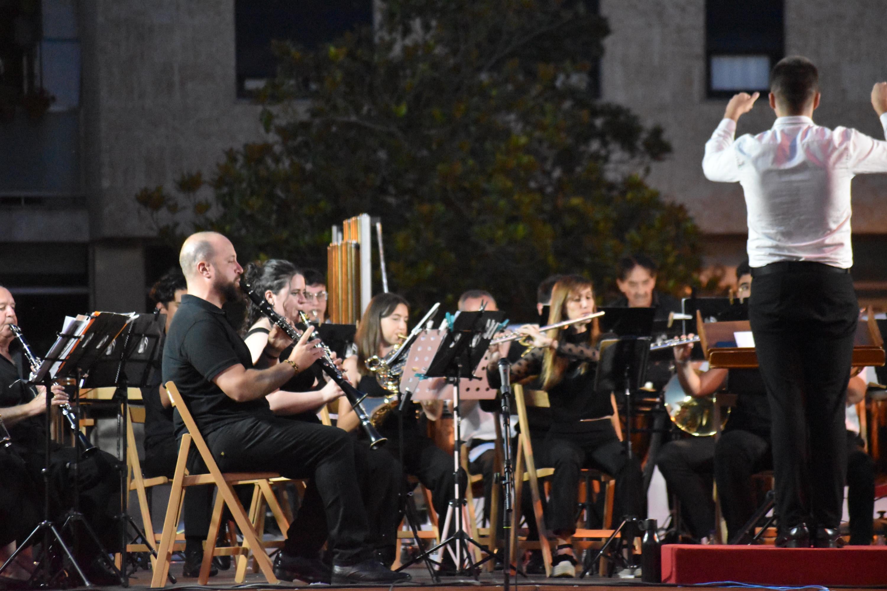 Villamayor vibra al ritmo de 100 músicos en sus 'Noches de verano'