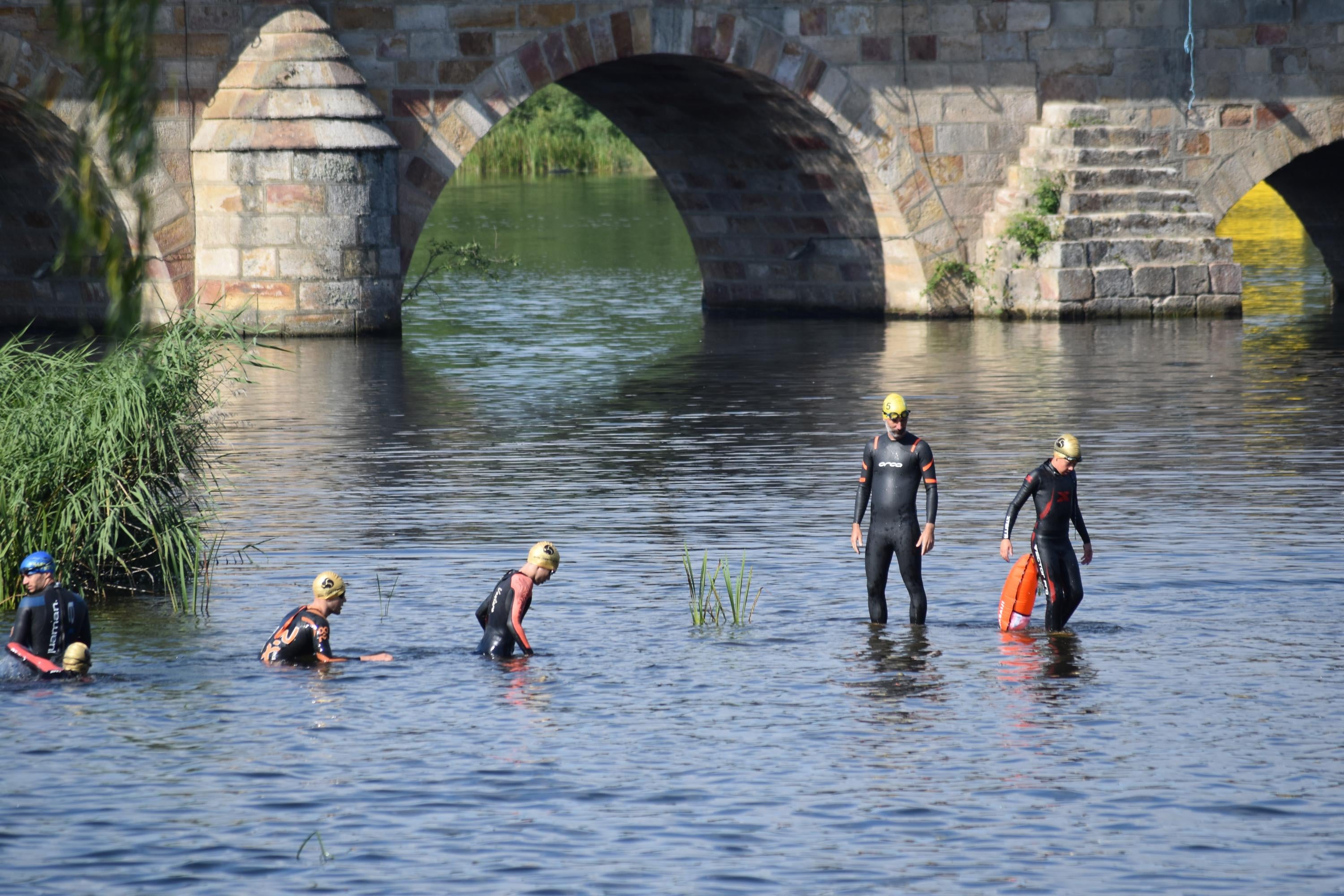 Pablo Herrero y Ester Rodríguez terminan los primeros en el triatlón de Alba de Tormes
