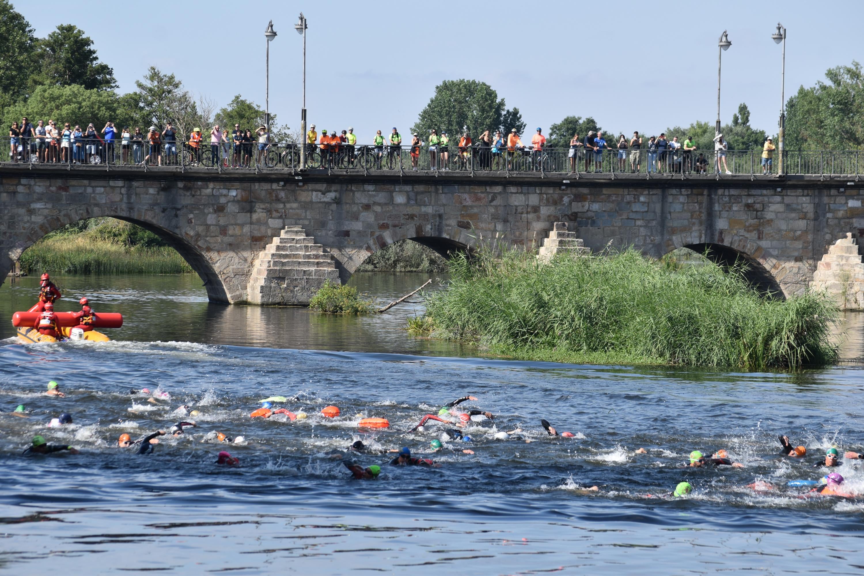 Pablo Herrero y Ester Rodríguez terminan los primeros en el triatlón de Alba de Tormes