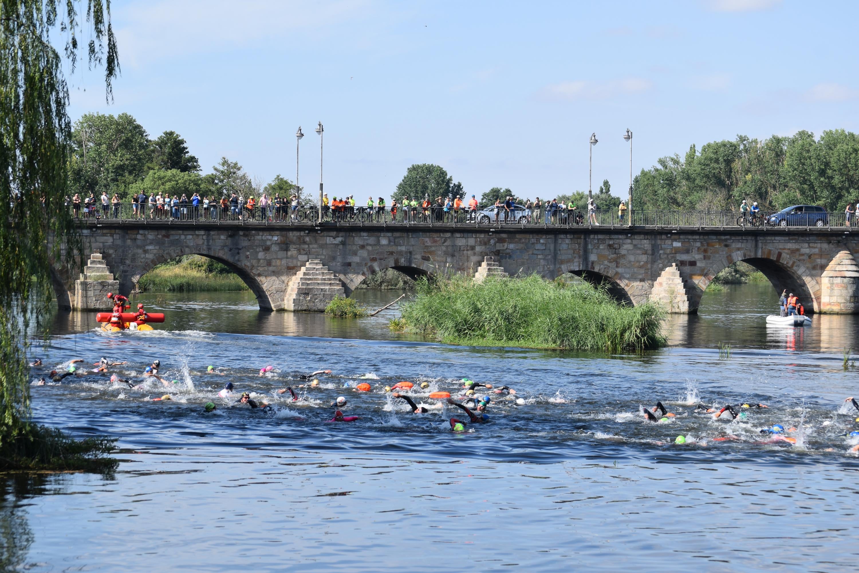 Pablo Herrero y Ester Rodríguez terminan los primeros en el triatlón de Alba de Tormes