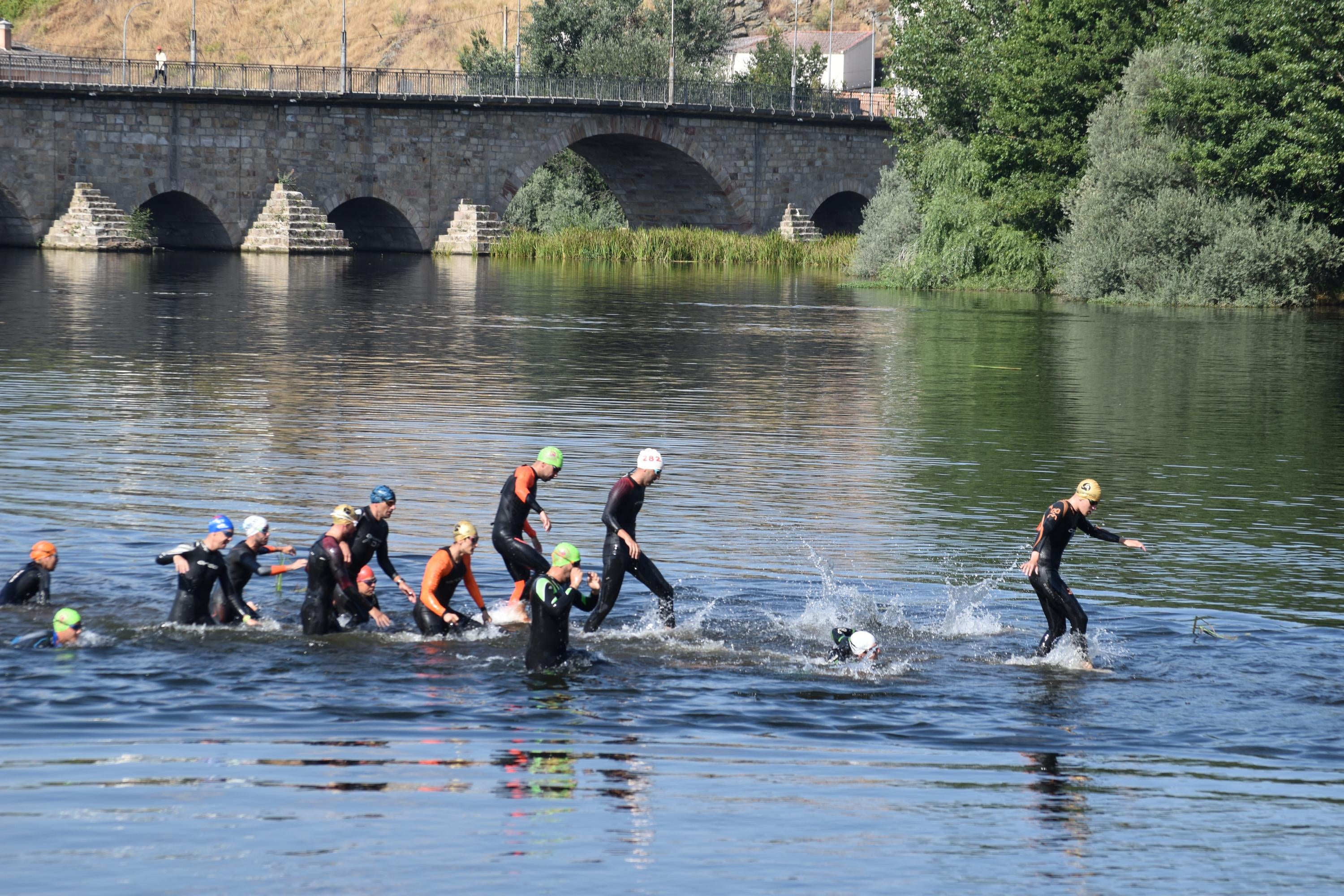 Pablo Herrero y Ester Rodríguez terminan los primeros en el triatlón de Alba de Tormes