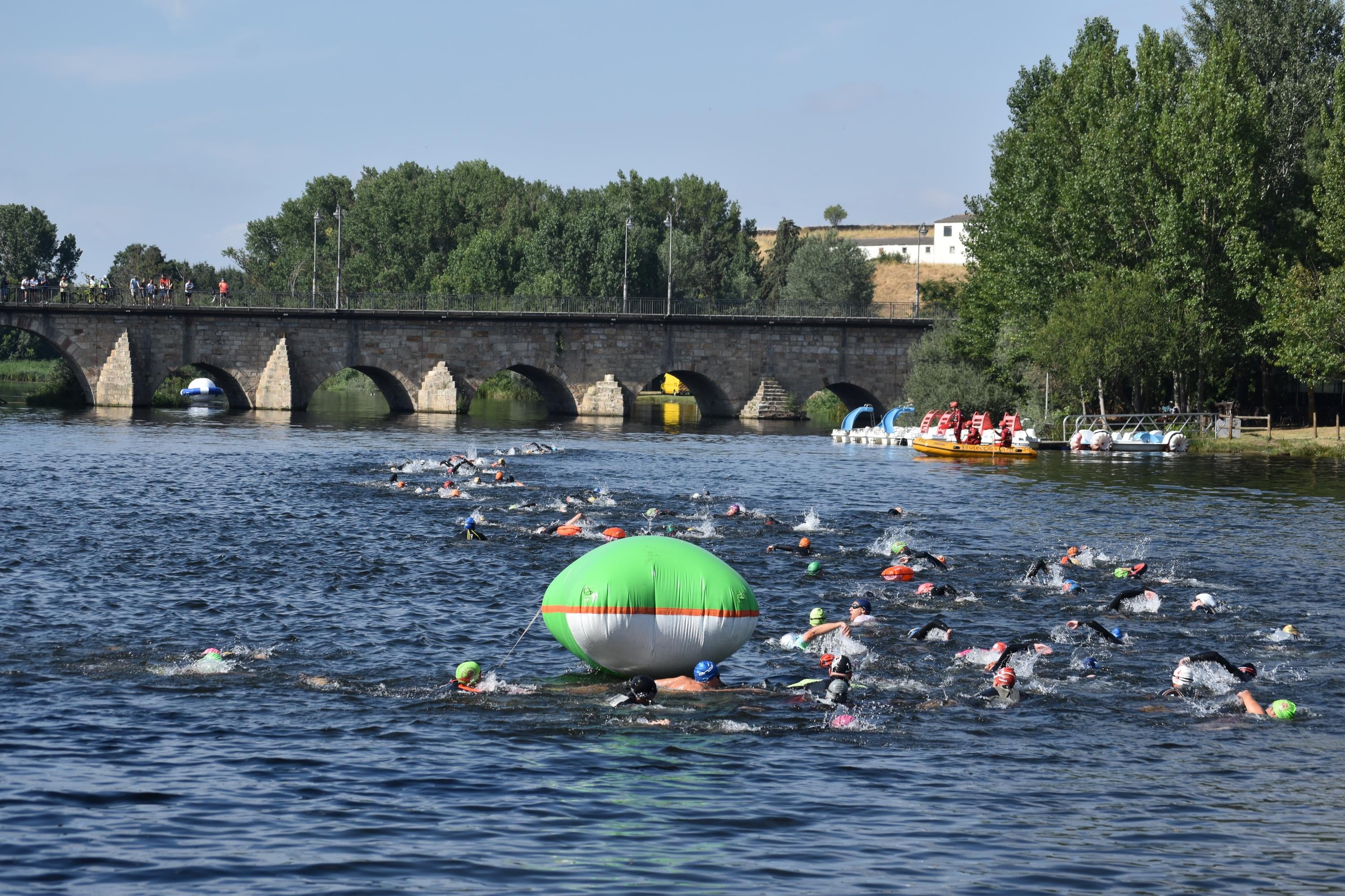 Pablo Herrero y Ester Rodríguez terminan los primeros en el triatlón de Alba de Tormes