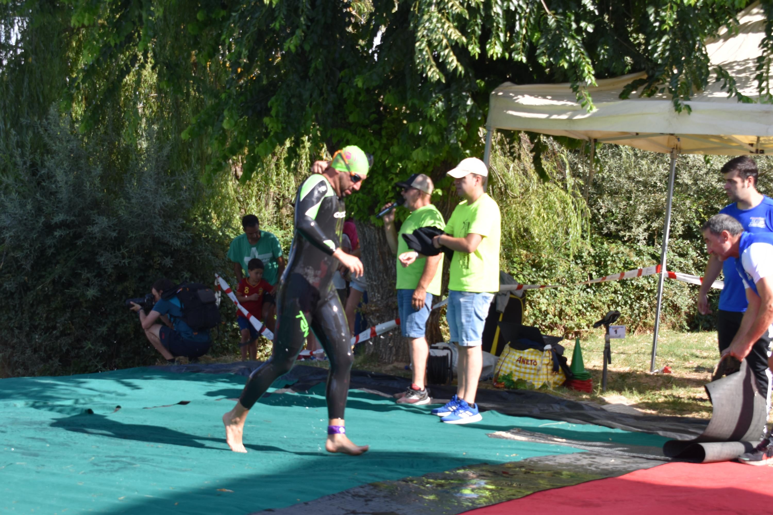 Pablo Herrero y Ester Rodríguez terminan los primeros en el triatlón de Alba de Tormes