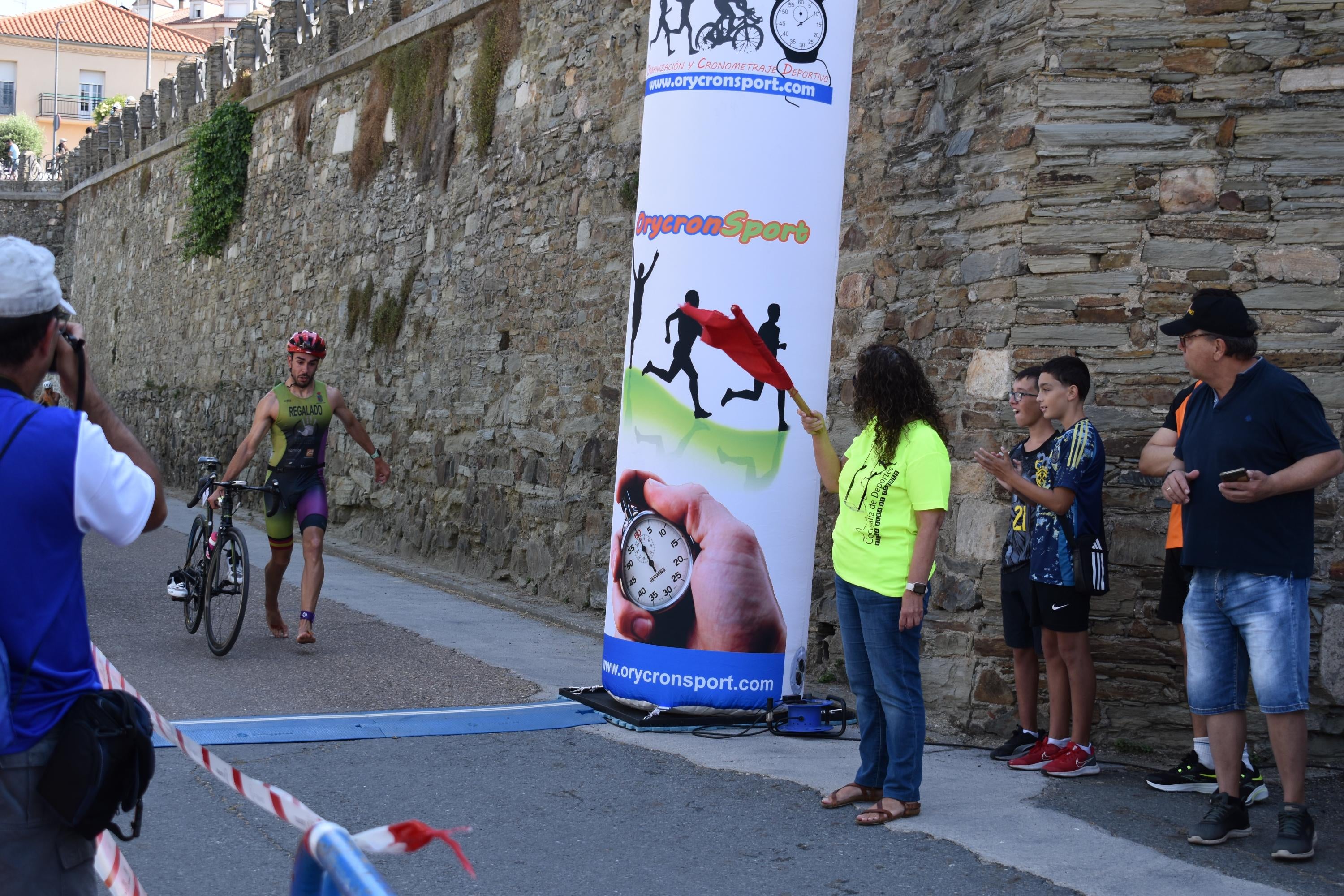 Pablo Herrero y Ester Rodríguez terminan los primeros en el triatlón de Alba de Tormes