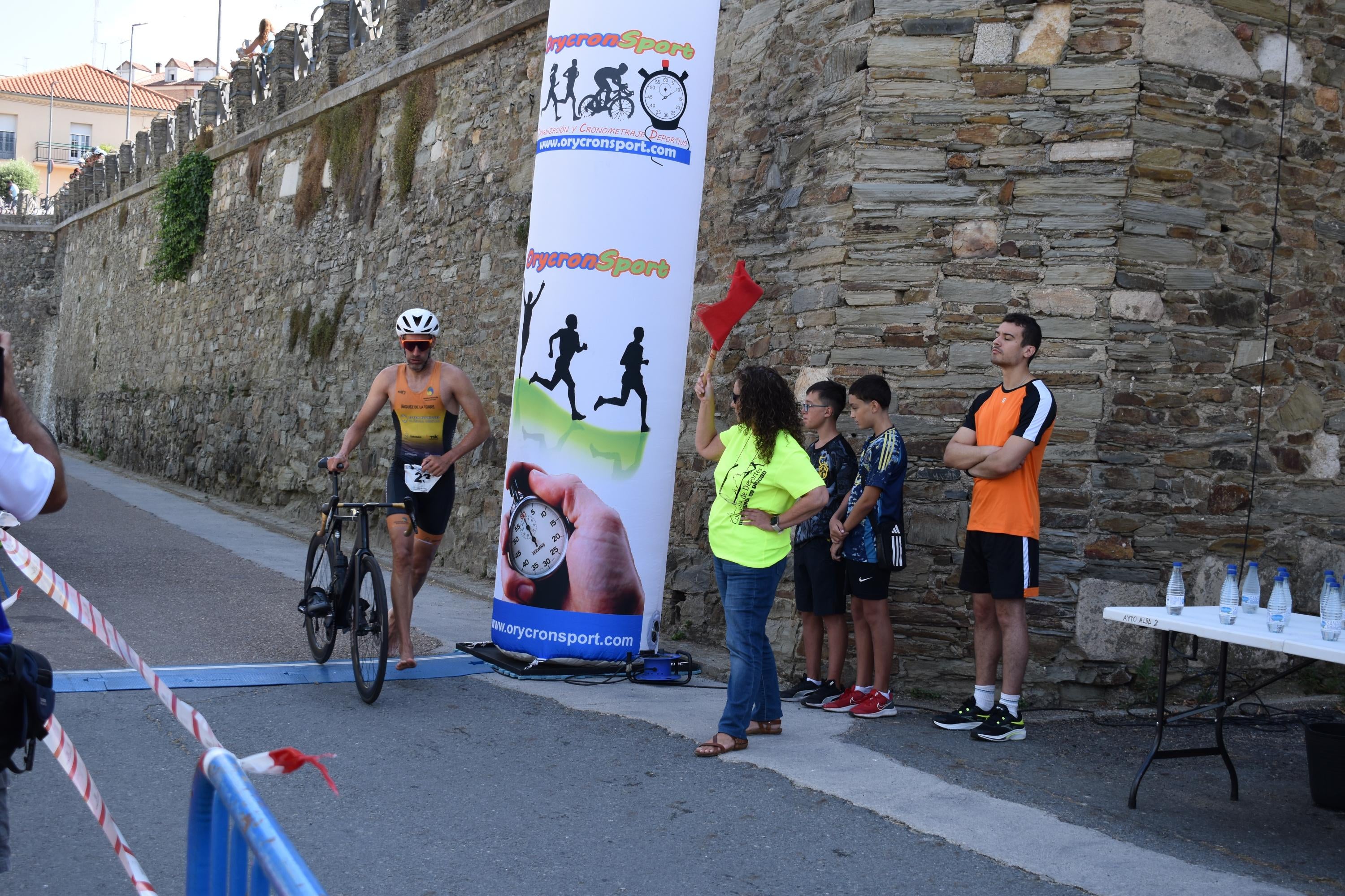 Pablo Herrero y Ester Rodríguez terminan los primeros en el triatlón de Alba de Tormes