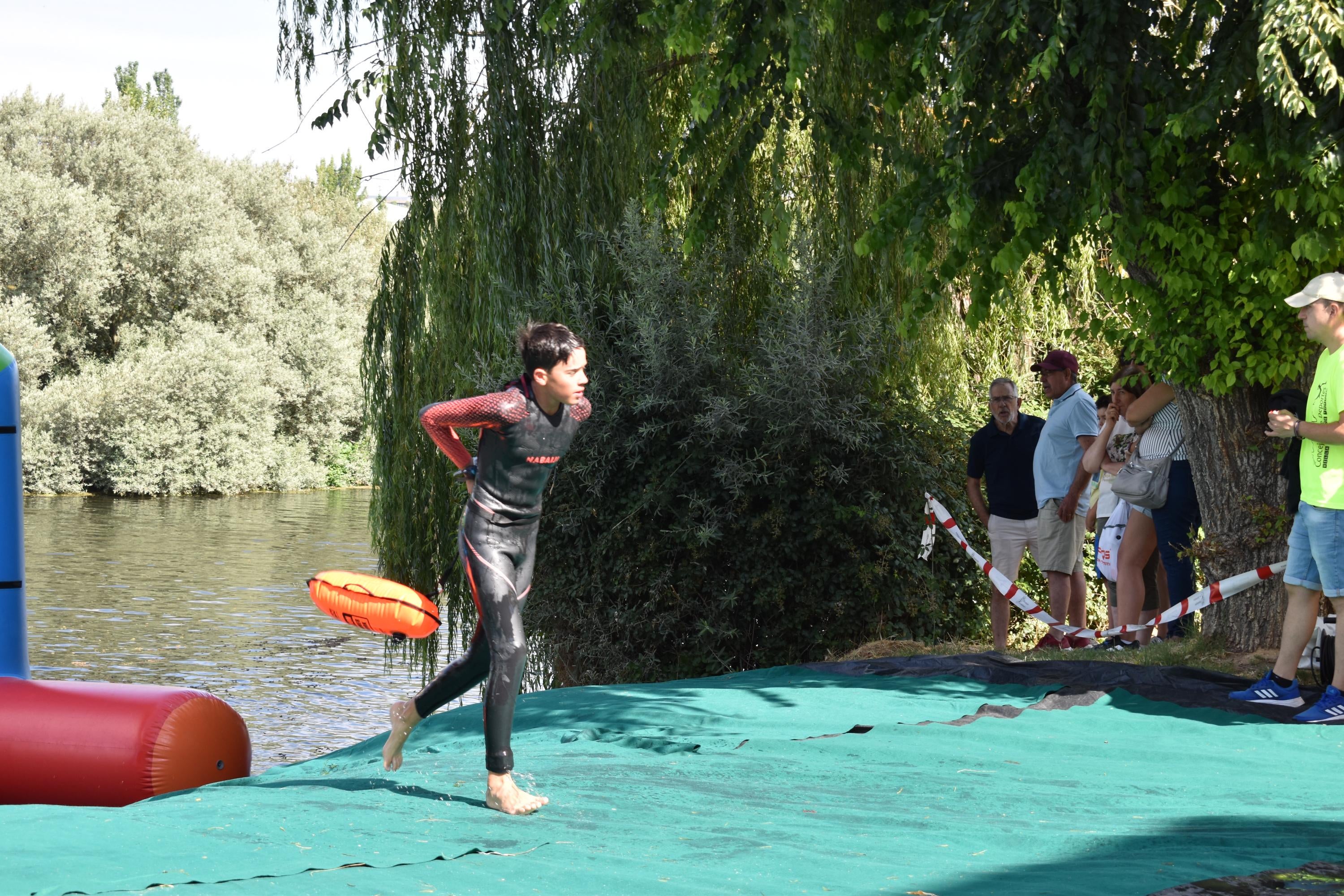 Pablo Herrero y Ester Rodríguez terminan los primeros en el triatlón de Alba de Tormes