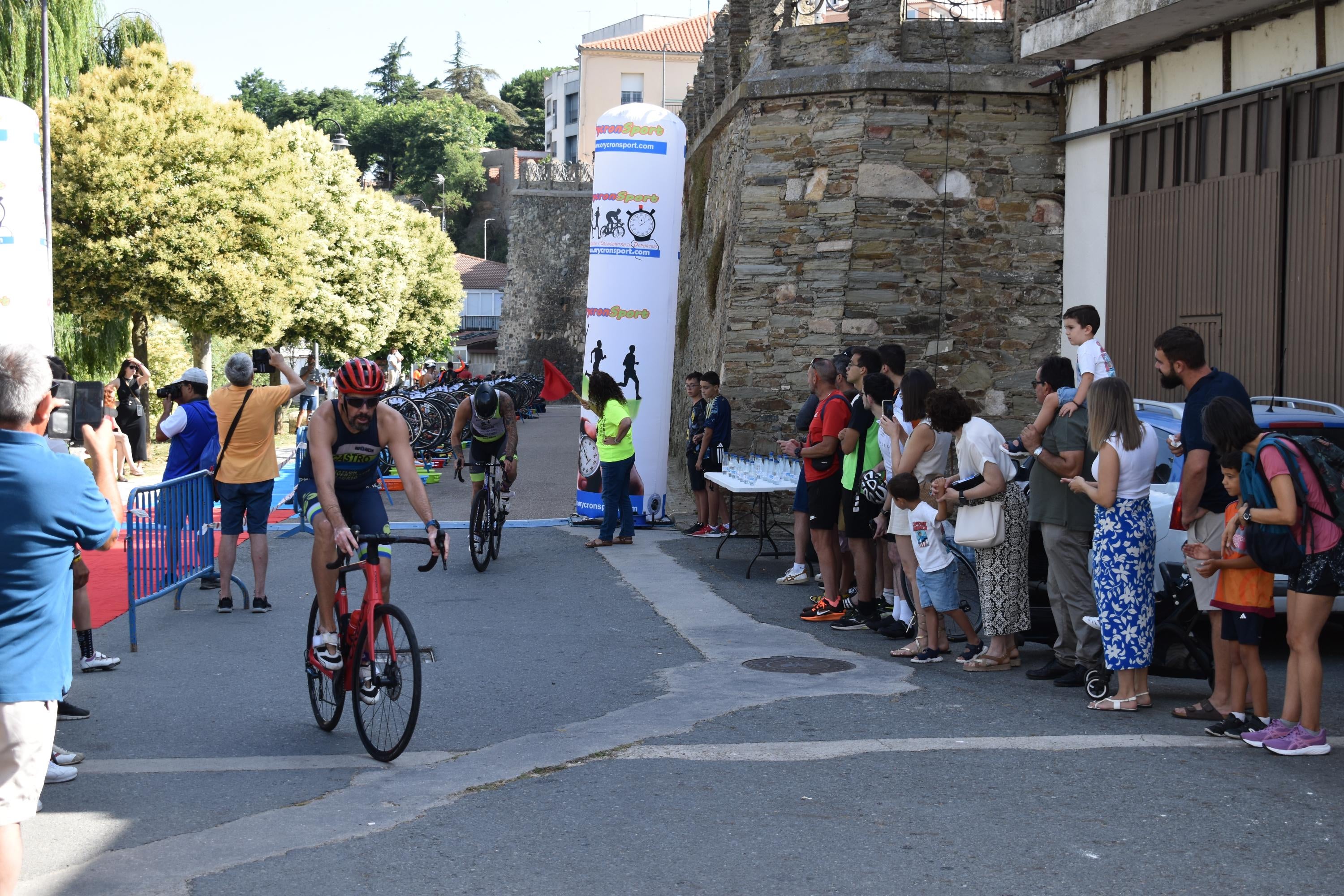 Pablo Herrero y Ester Rodríguez terminan los primeros en el triatlón de Alba de Tormes