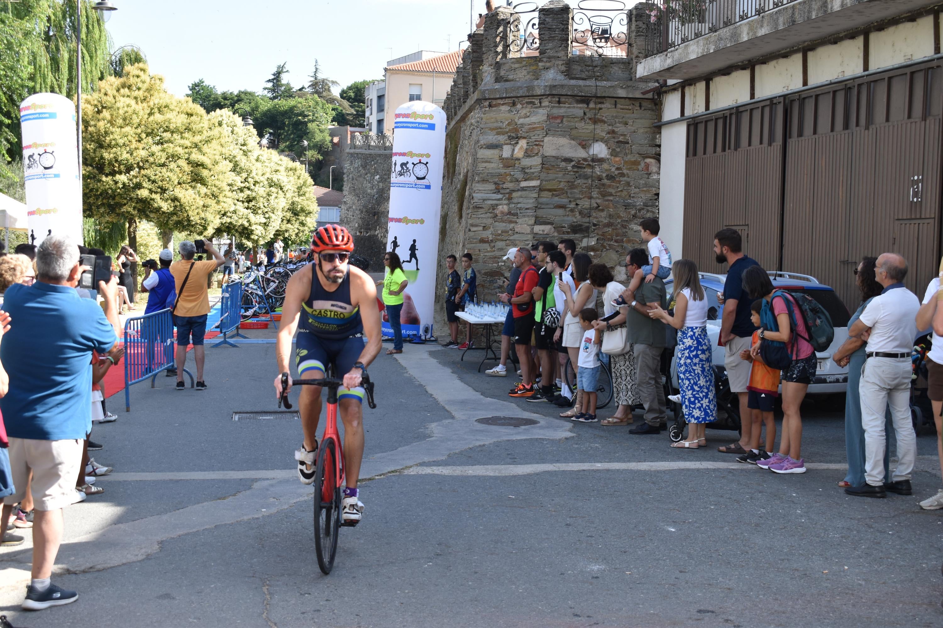 Pablo Herrero y Ester Rodríguez terminan los primeros en el triatlón de Alba de Tormes