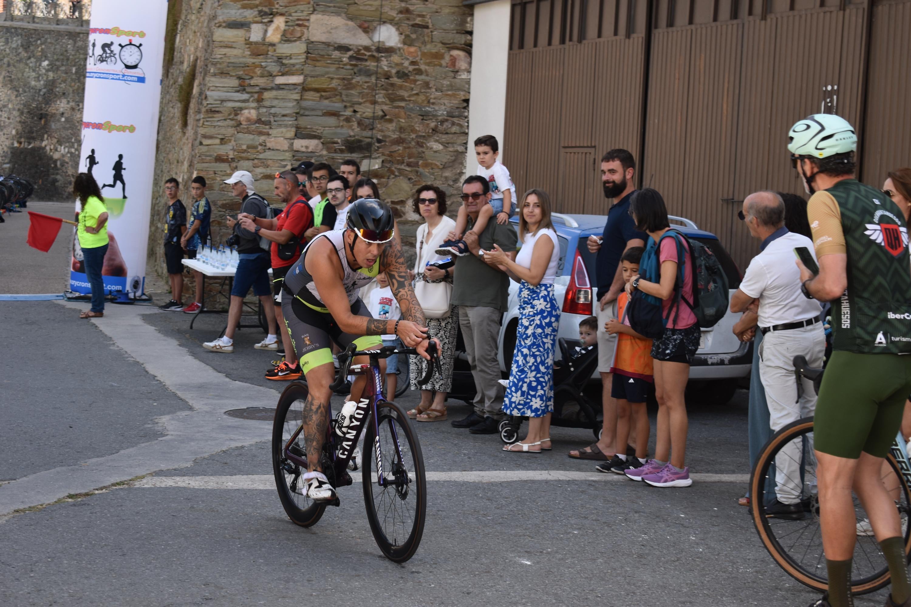 Pablo Herrero y Ester Rodríguez terminan los primeros en el triatlón de Alba de Tormes