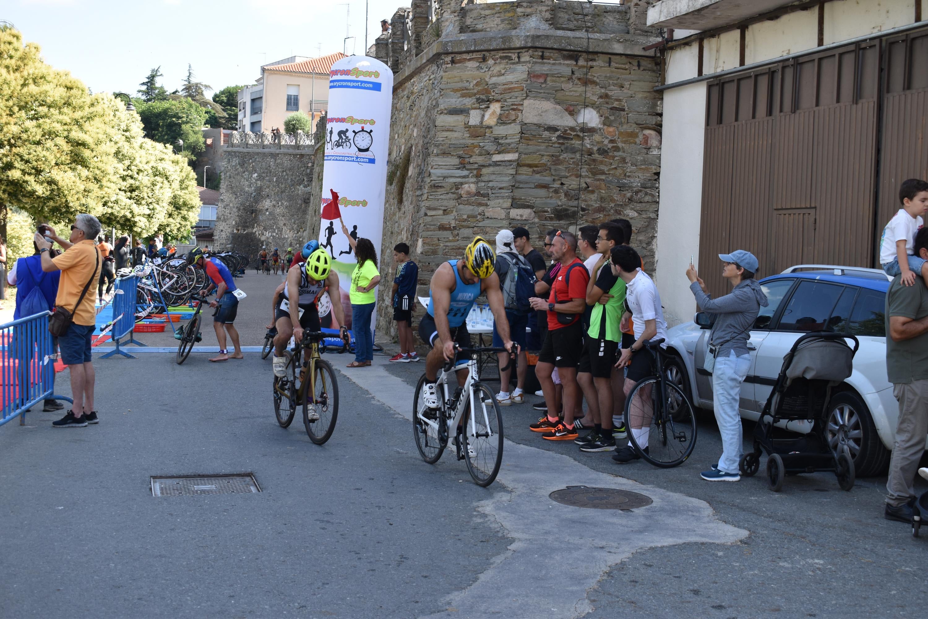 Pablo Herrero y Ester Rodríguez terminan los primeros en el triatlón de Alba de Tormes