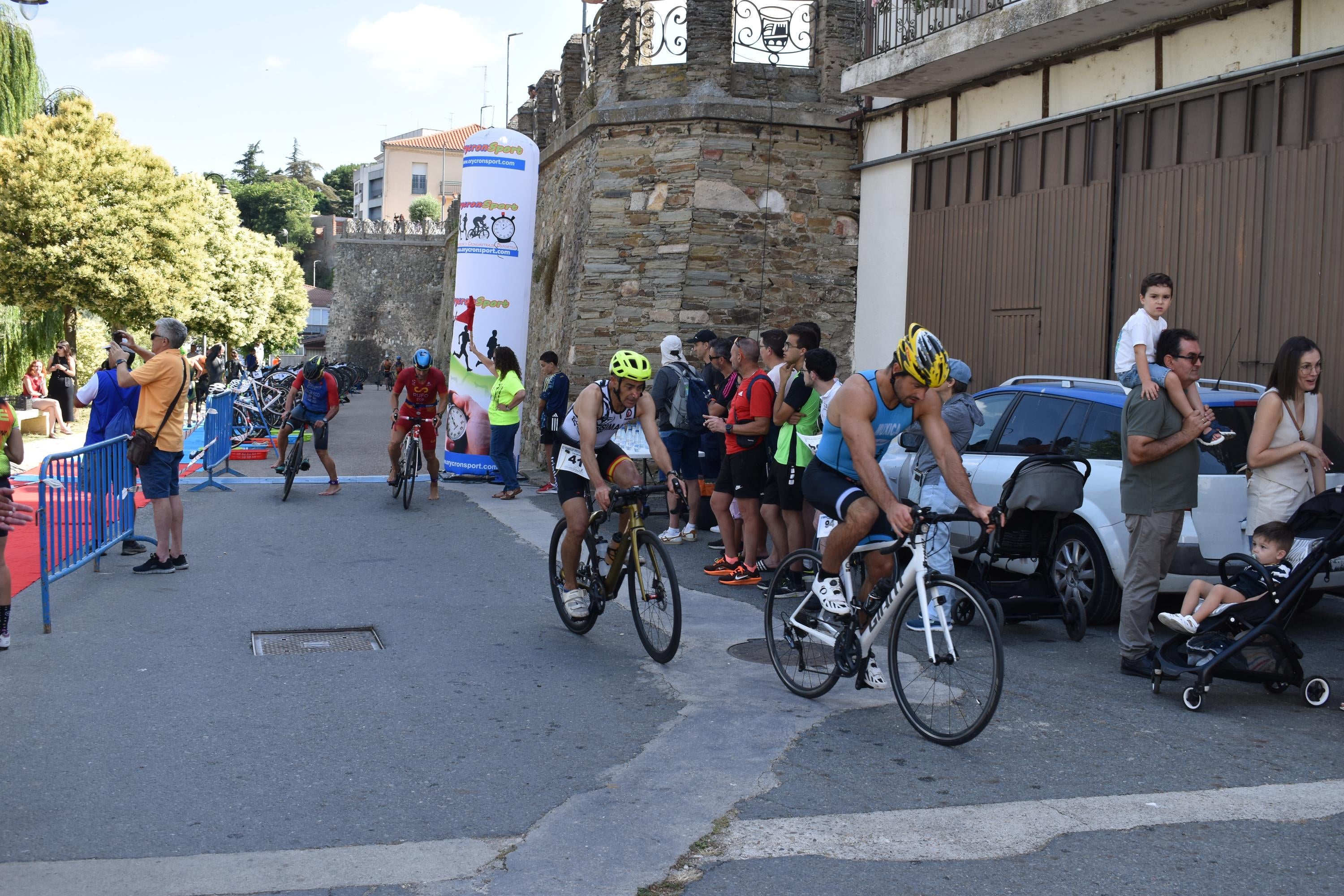 Pablo Herrero y Ester Rodríguez terminan los primeros en el triatlón de Alba de Tormes