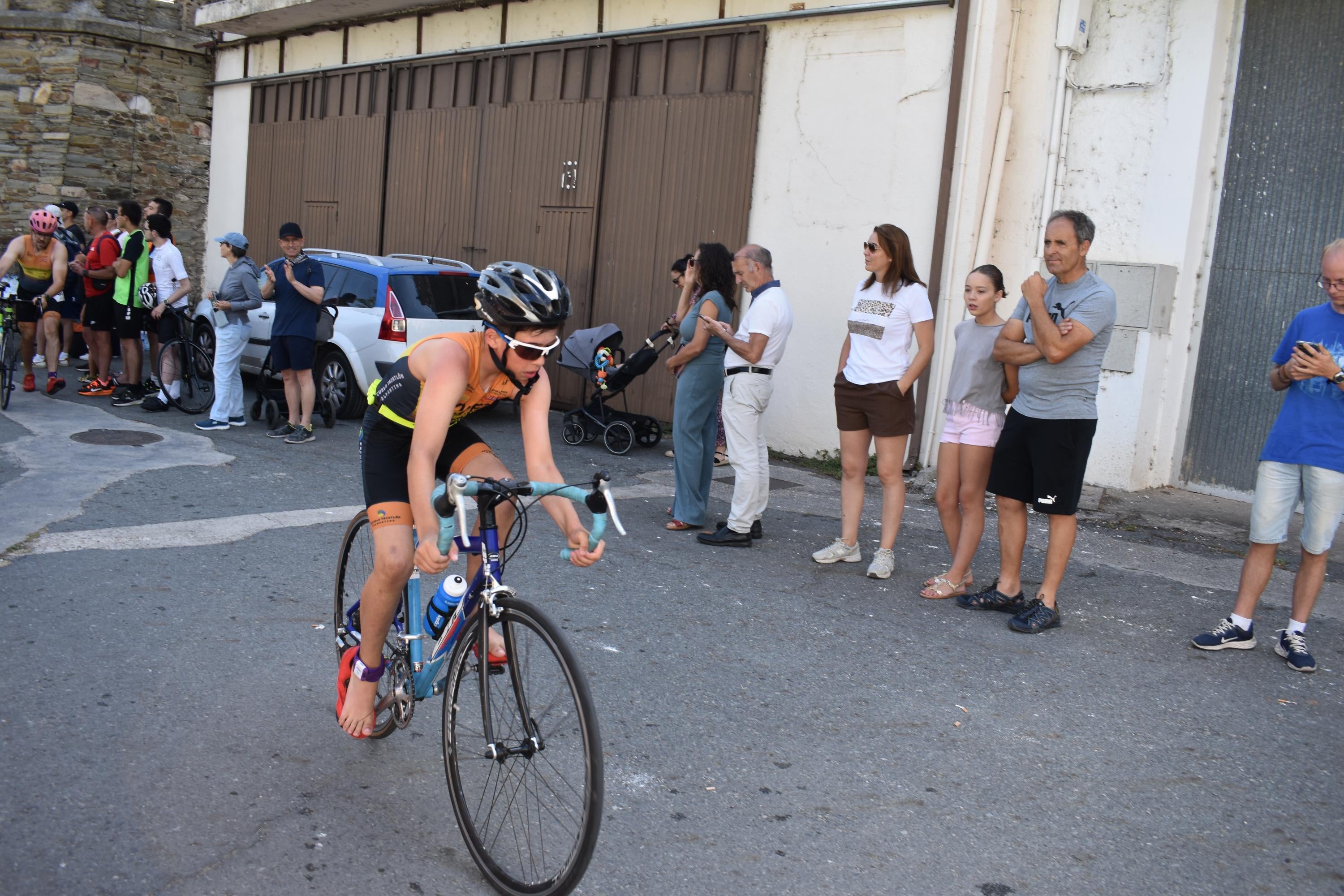 Pablo Herrero y Ester Rodríguez terminan los primeros en el triatlón de Alba de Tormes