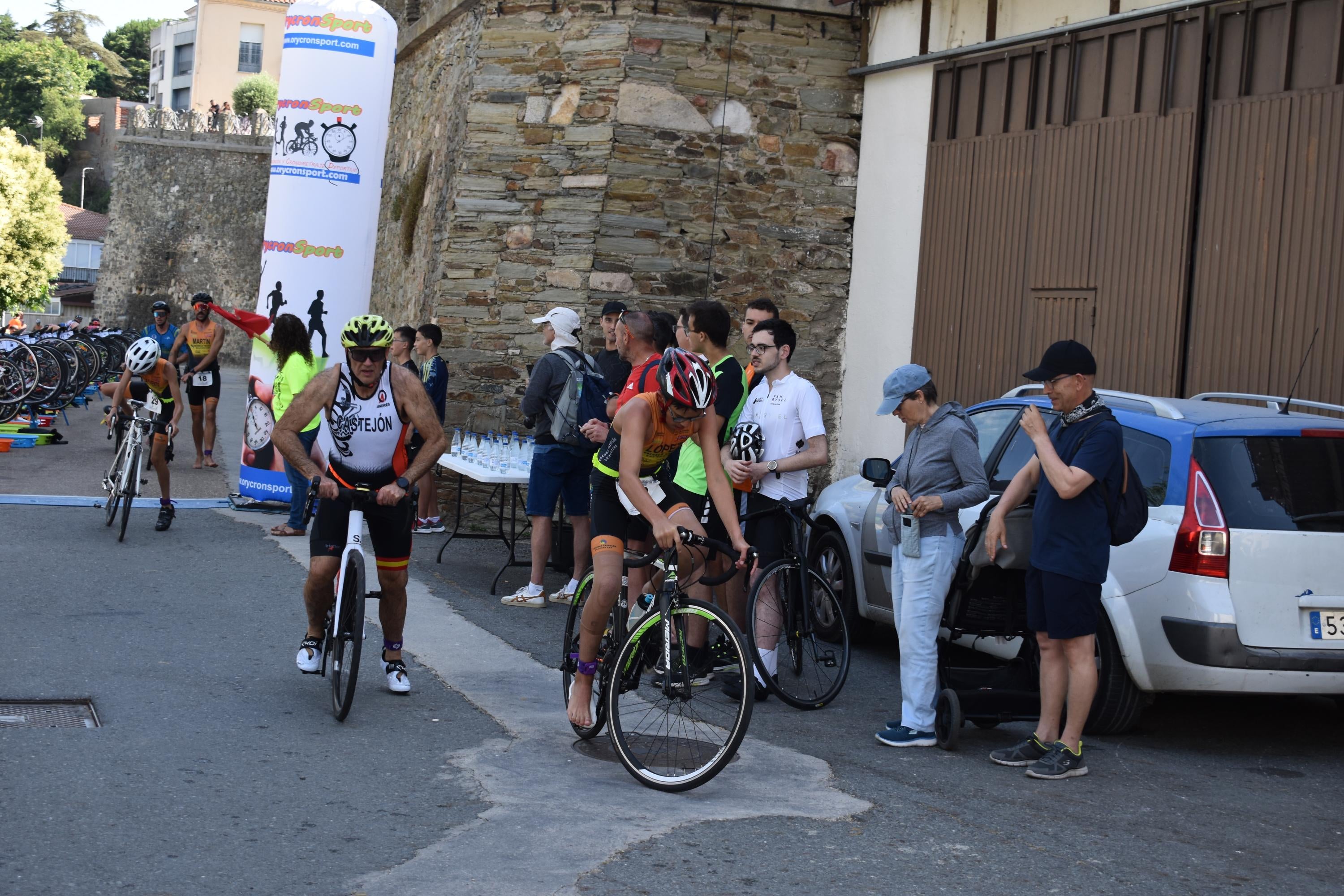 Pablo Herrero y Ester Rodríguez terminan los primeros en el triatlón de Alba de Tormes