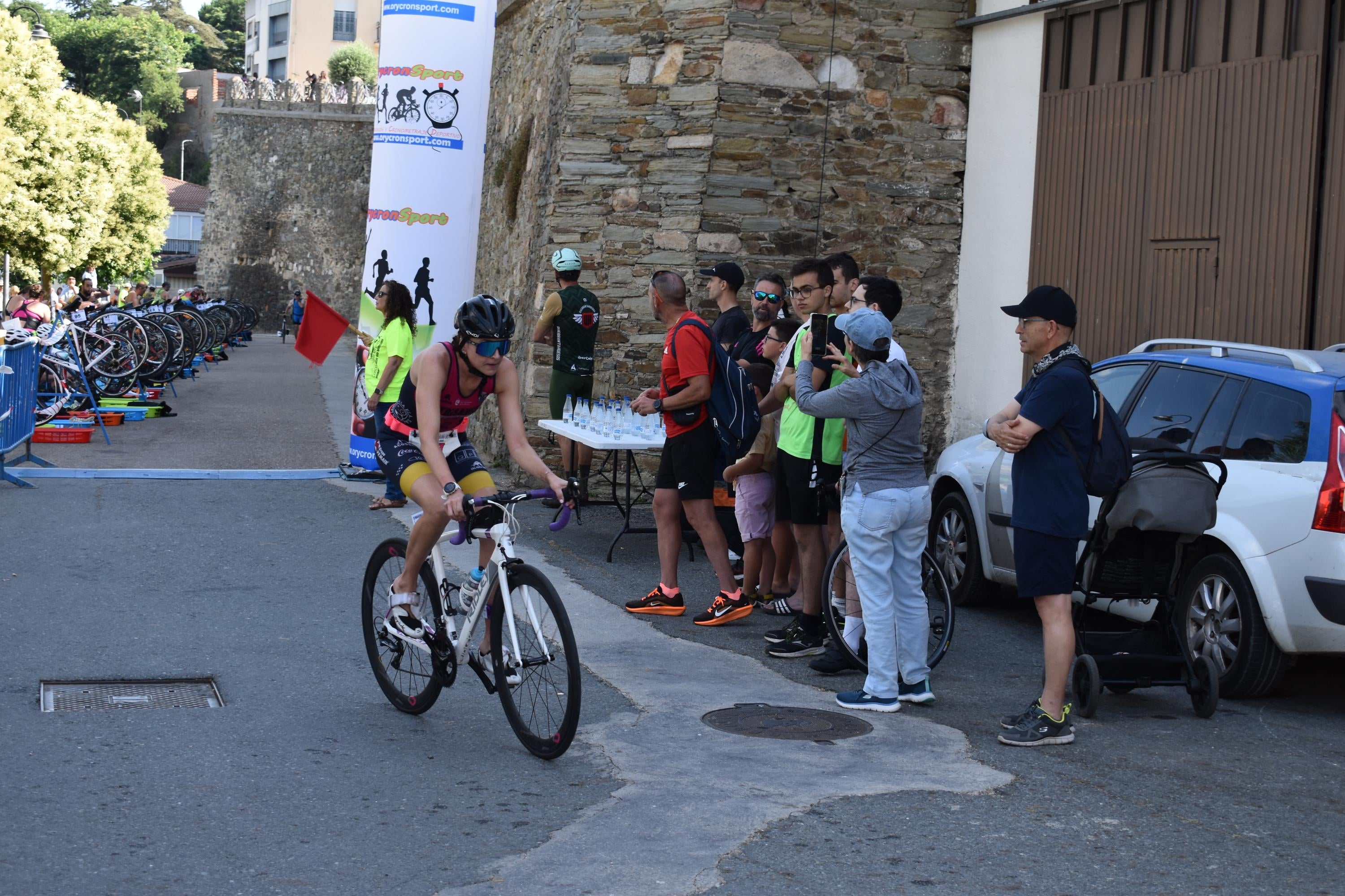 Pablo Herrero y Ester Rodríguez terminan los primeros en el triatlón de Alba de Tormes