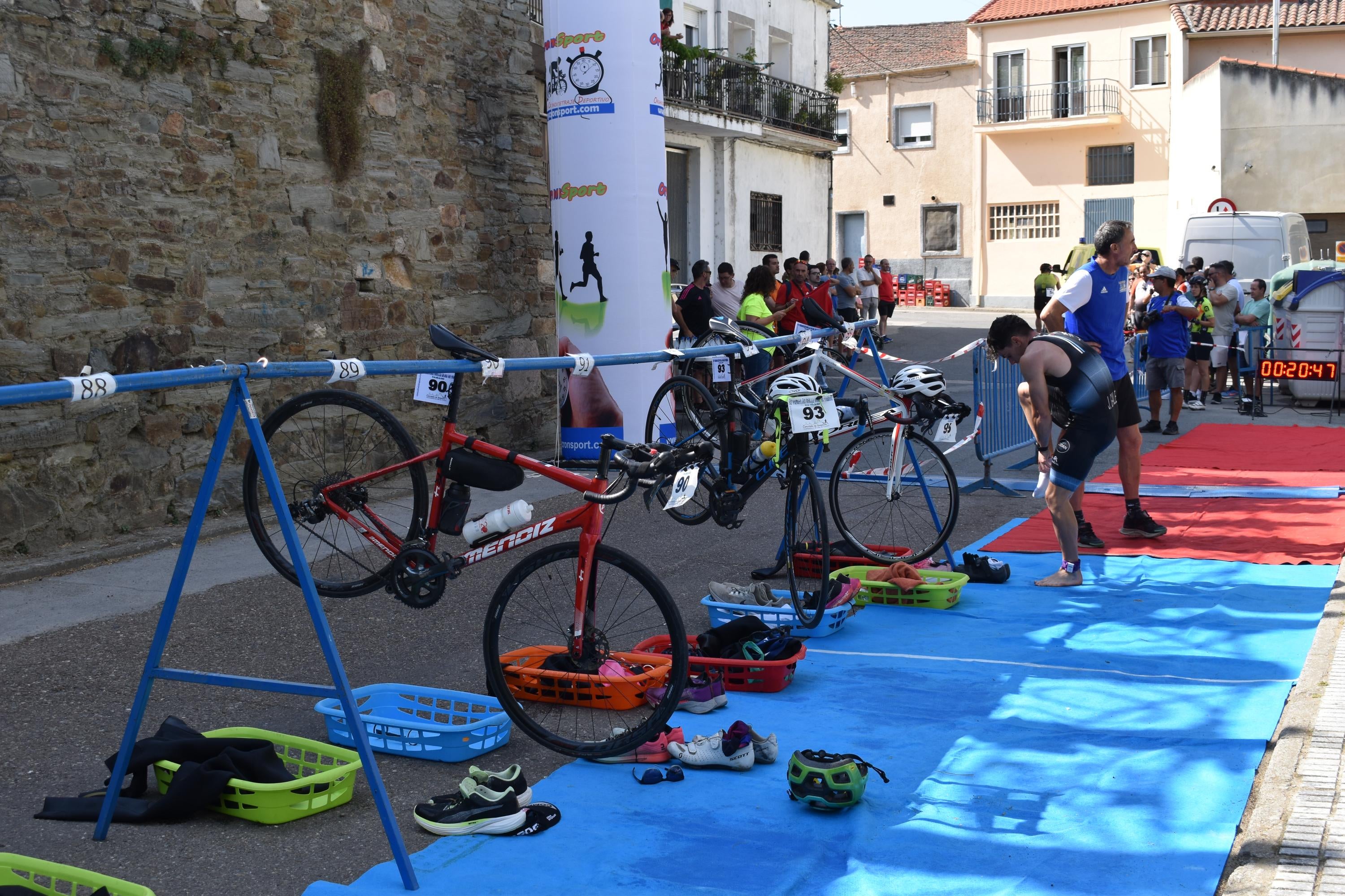 Pablo Herrero y Ester Rodríguez terminan los primeros en el triatlón de Alba de Tormes