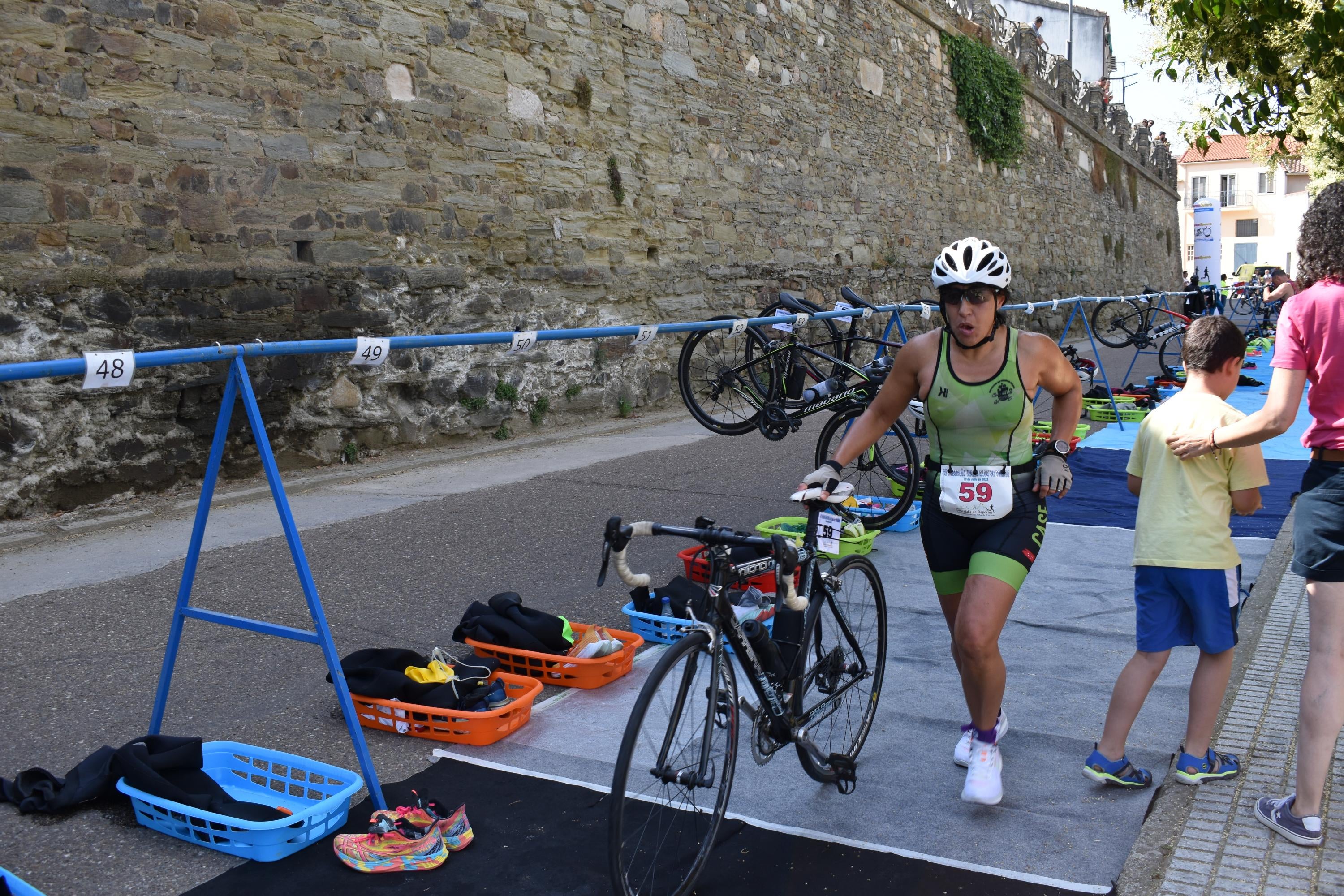 Pablo Herrero y Ester Rodríguez terminan los primeros en el triatlón de Alba de Tormes