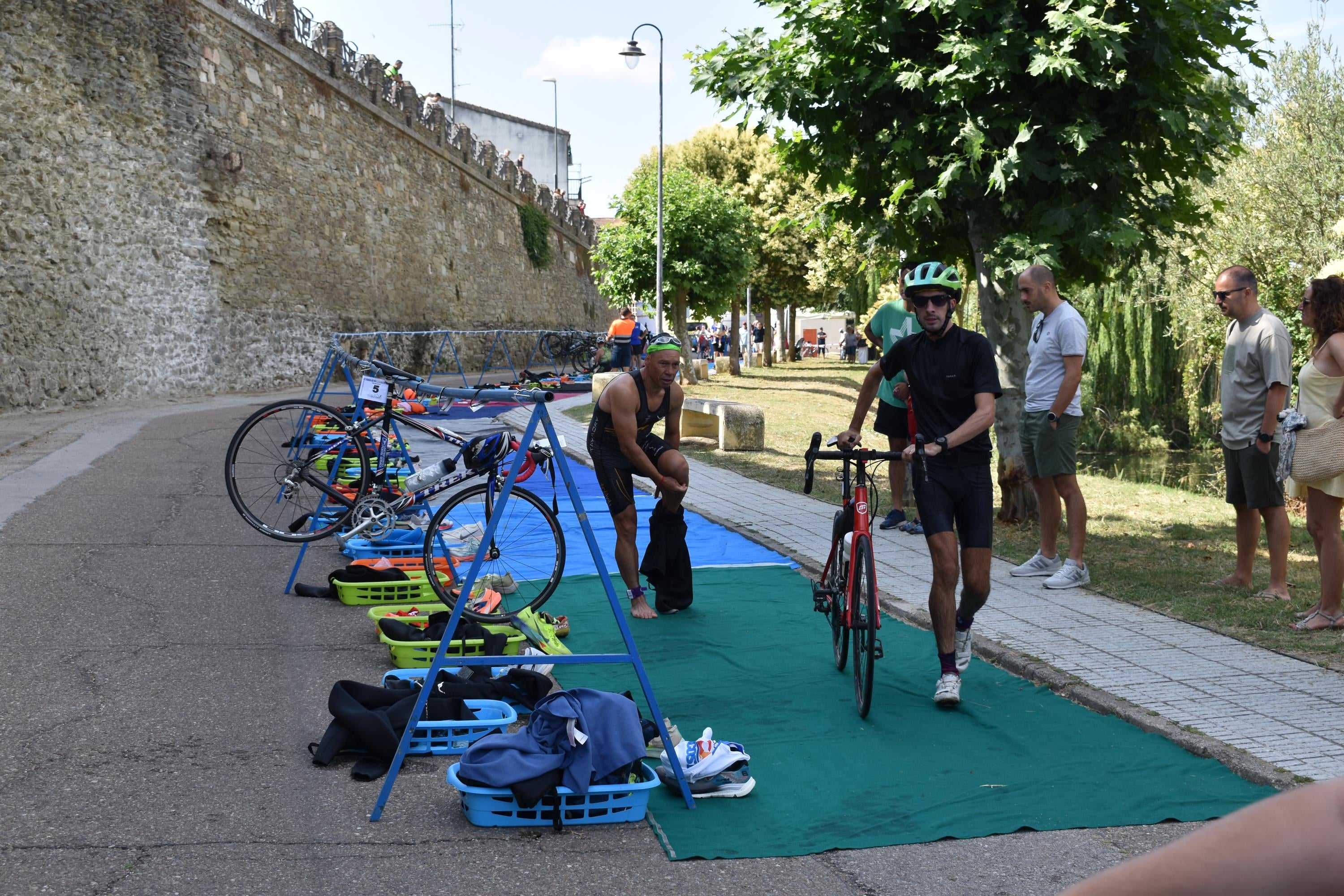 Pablo Herrero y Ester Rodríguez terminan los primeros en el triatlón de Alba de Tormes