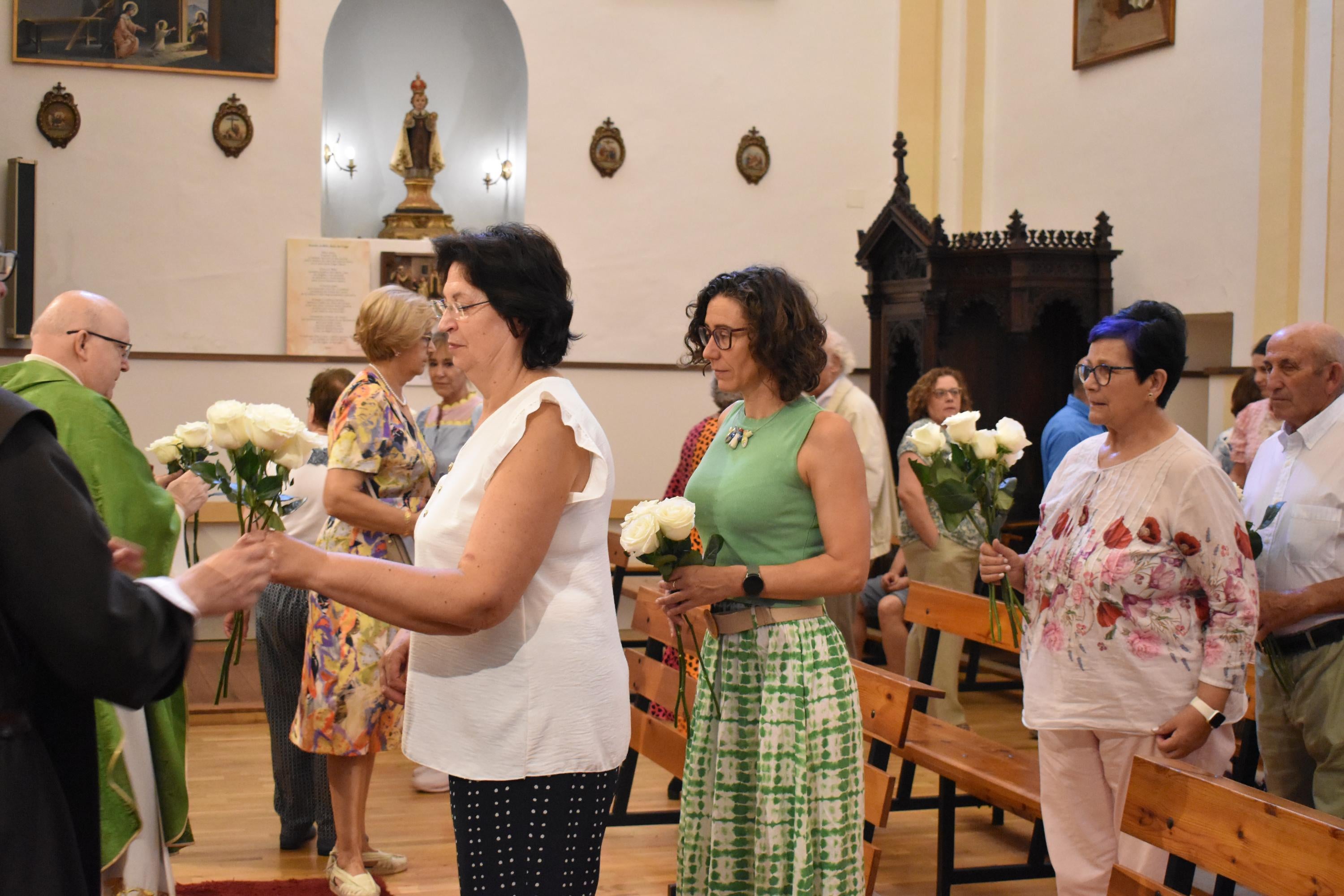 El regalo que llega a Alba de Tormes con mil rosas blancas para la Virgen del Carmen