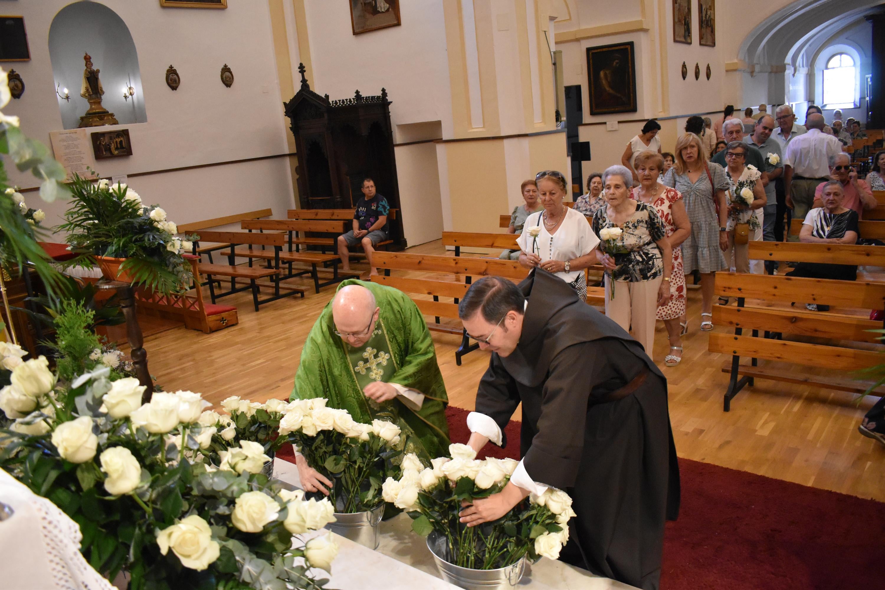El regalo que llega a Alba de Tormes con mil rosas blancas para la Virgen del Carmen