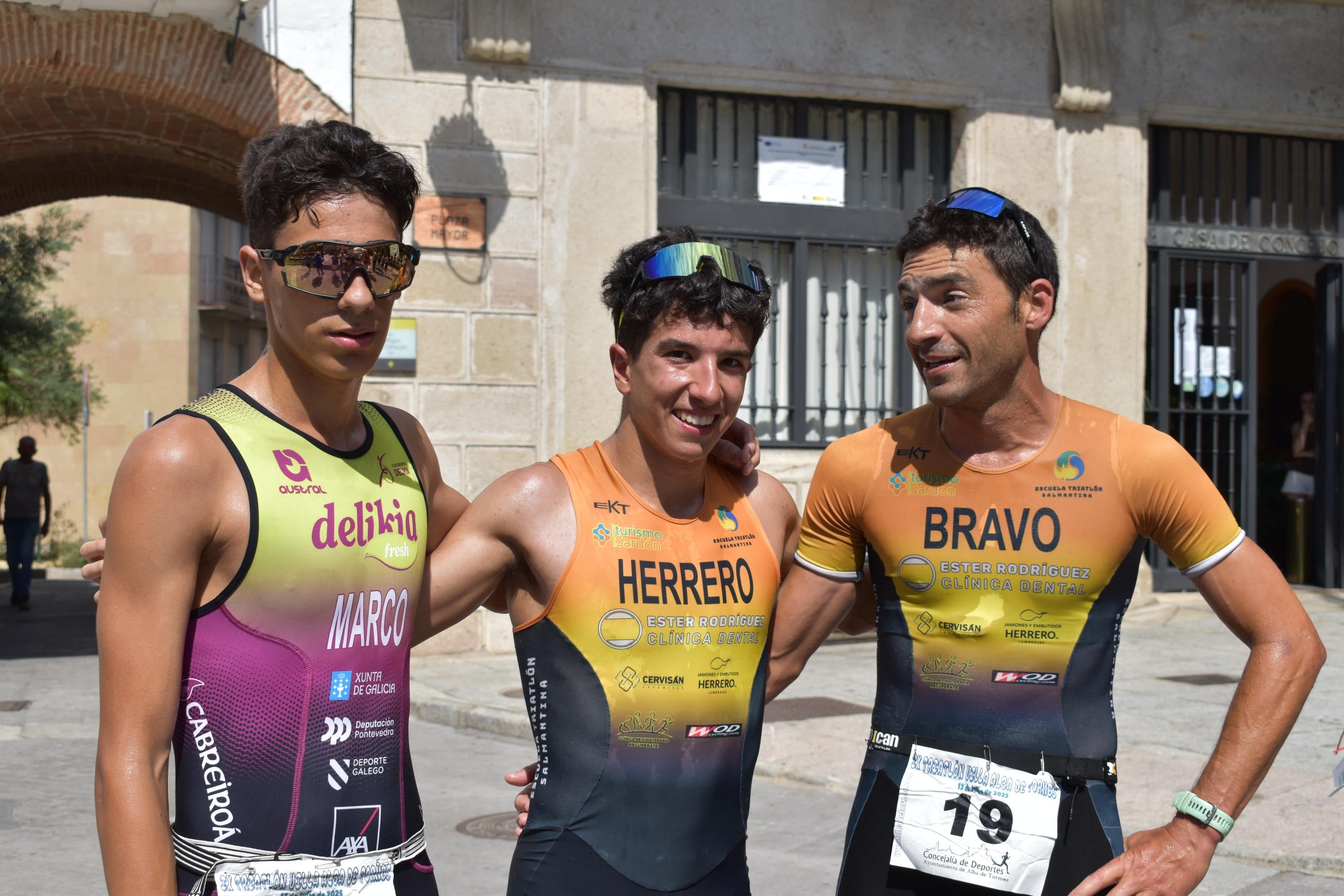 Pablo Herrero y Ester Rodríguez terminan los primeros en el triatlón de Alba de Tormes