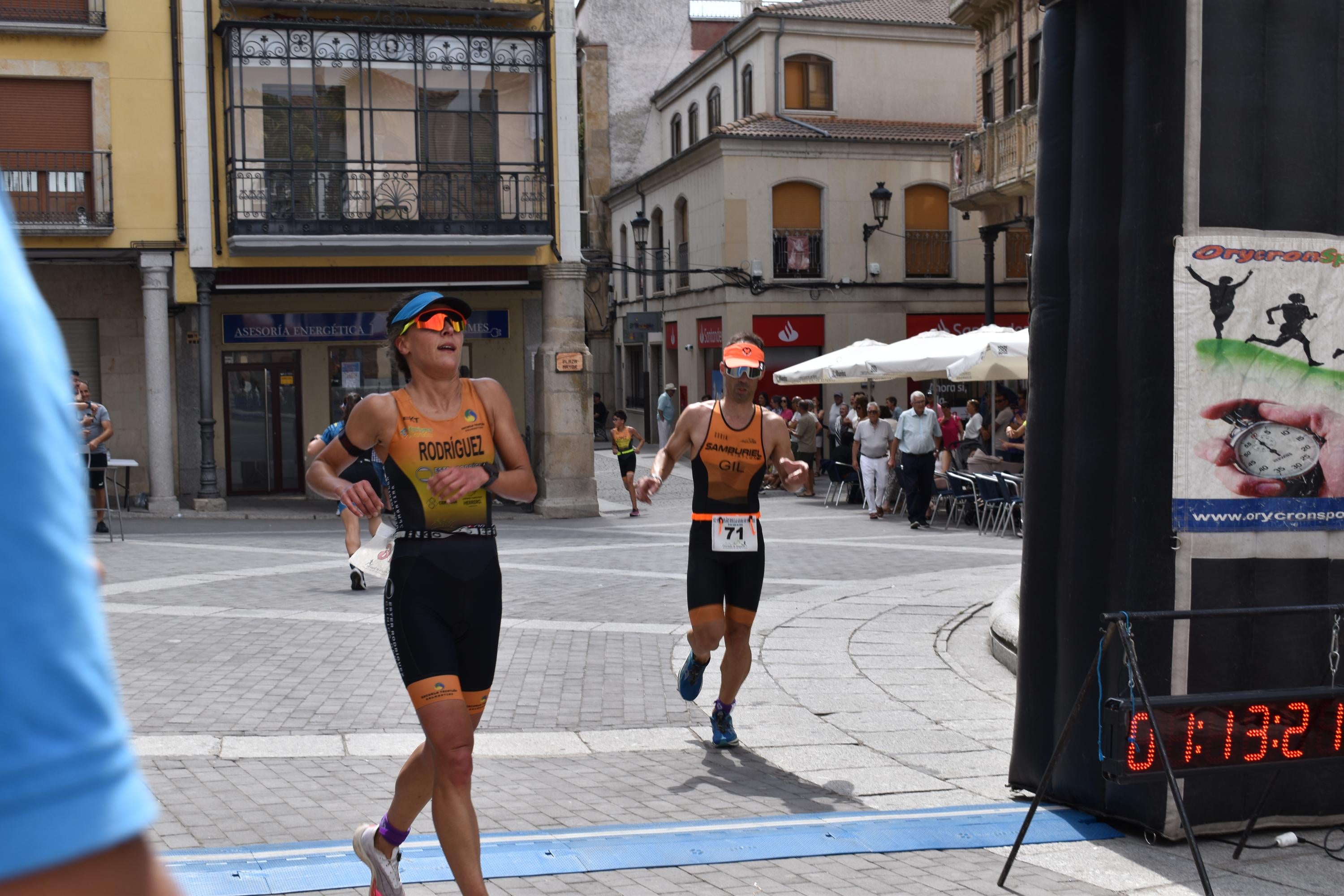 Pablo Herrero y Ester Rodríguez terminan los primeros en el triatlón de Alba de Tormes