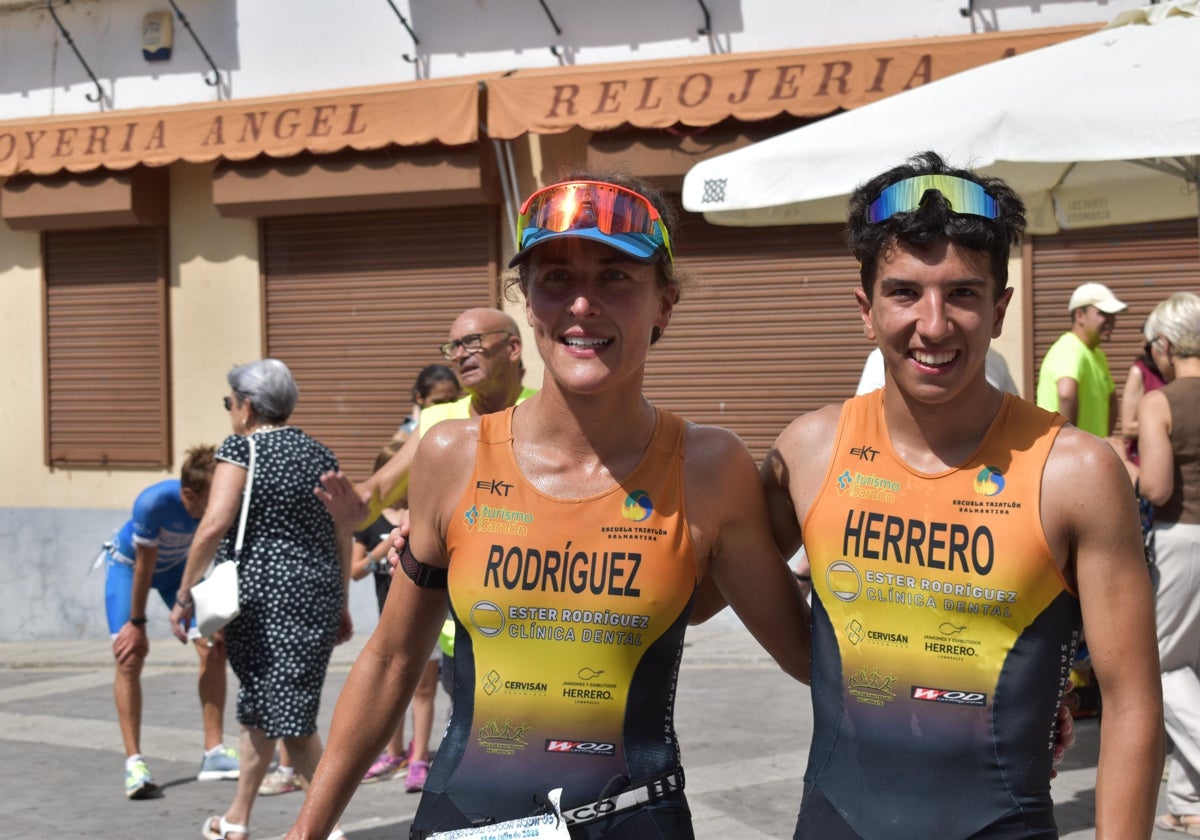 Pablo Herrero y Ester Rodríguez terminan los primeros en el triatlón de Alba de Tormes
