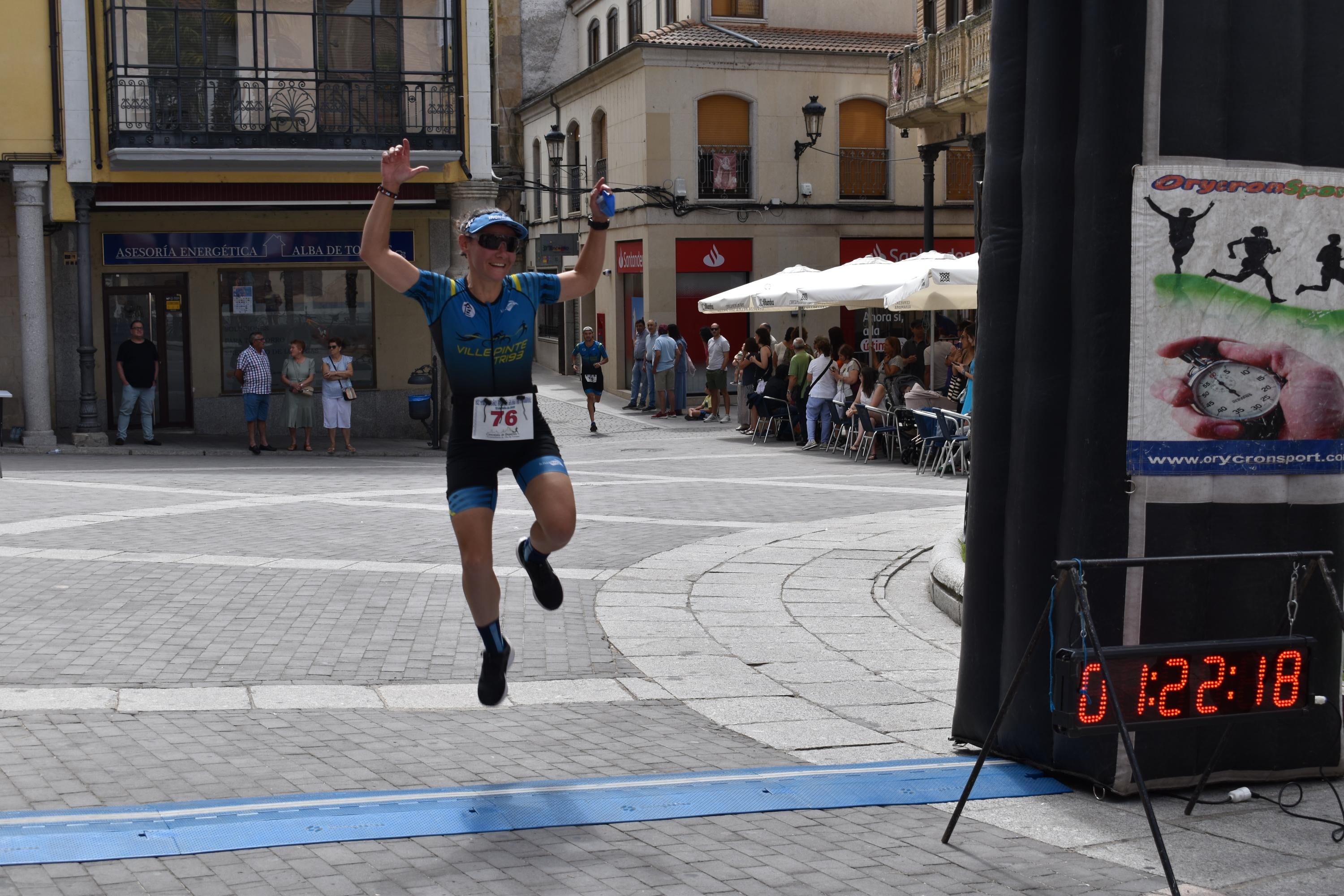 Pablo Herrero y Ester Rodríguez terminan los primeros en el triatlón de Alba de Tormes