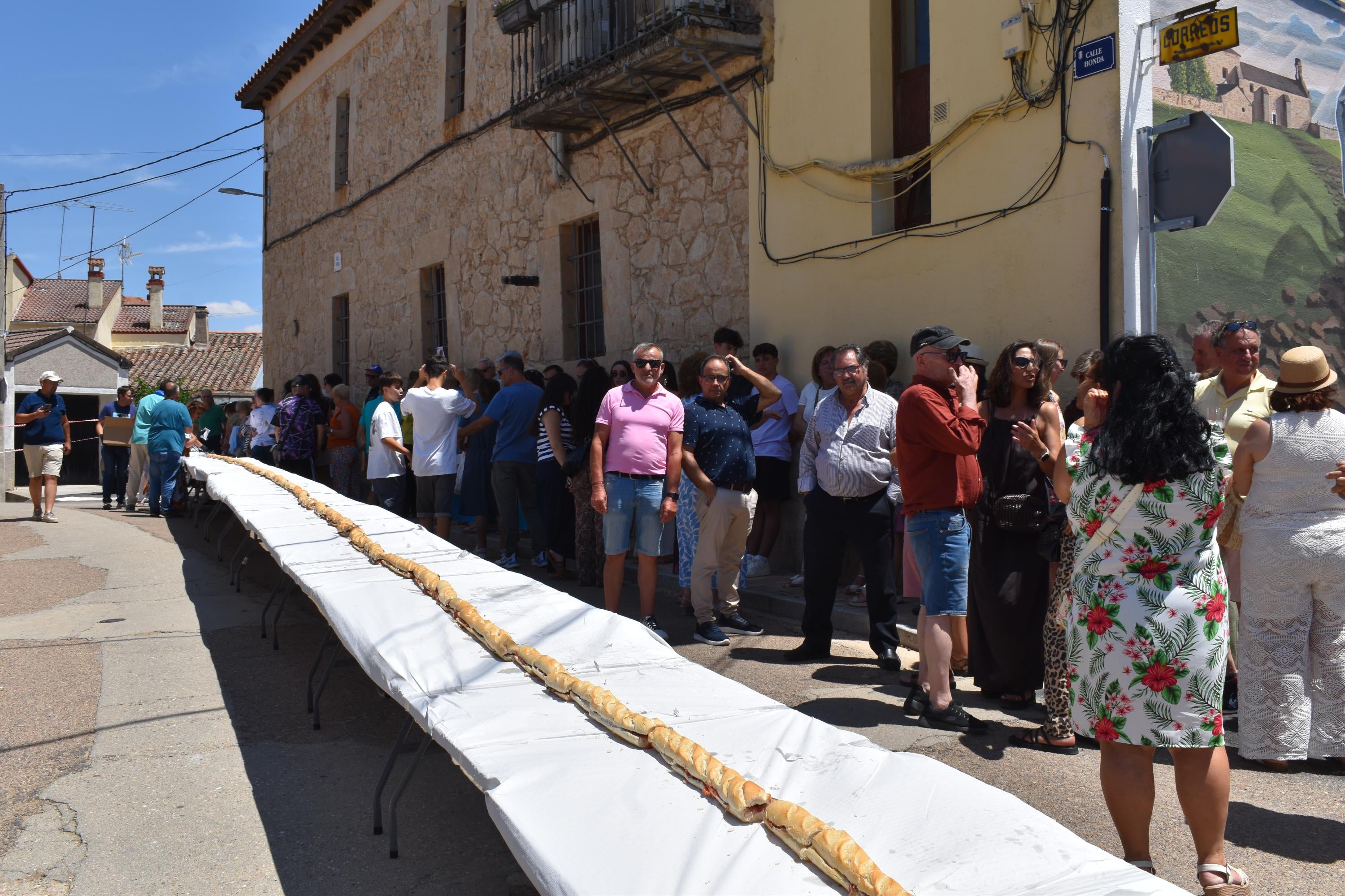 Así es el megabocata de jamón que bate récords en Salamanca: ¡mide 60 metros!