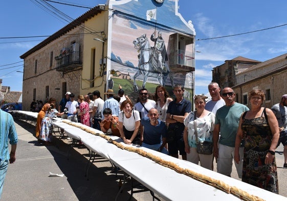 Algunos vecinos de Rollán, listos para degustar el bocata de jamón.