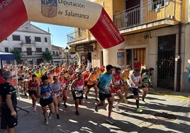 Salida de la carrera desde la Plaza Mayor de Linares.