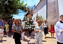 Salida de la Virgen de la iglesia para celebrar la procesión.