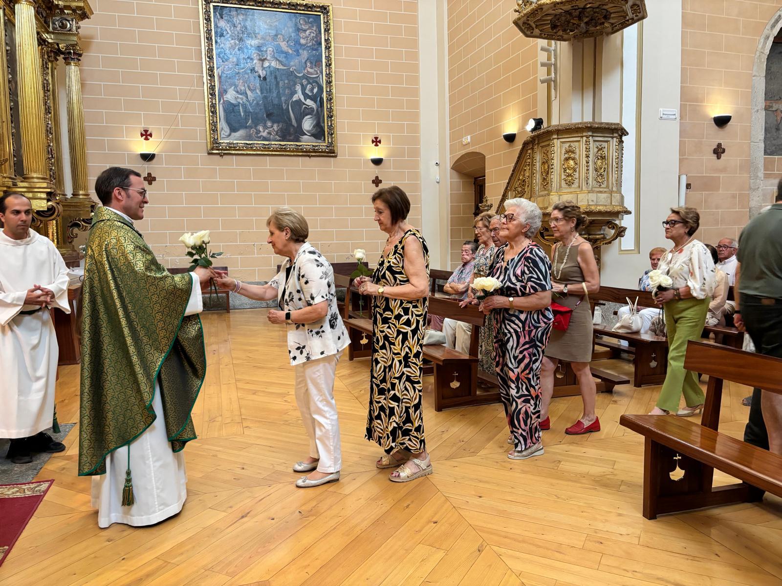 El regalo que llega a Alba de Tormes con mil rosas blancas para la Virgen del Carmen
