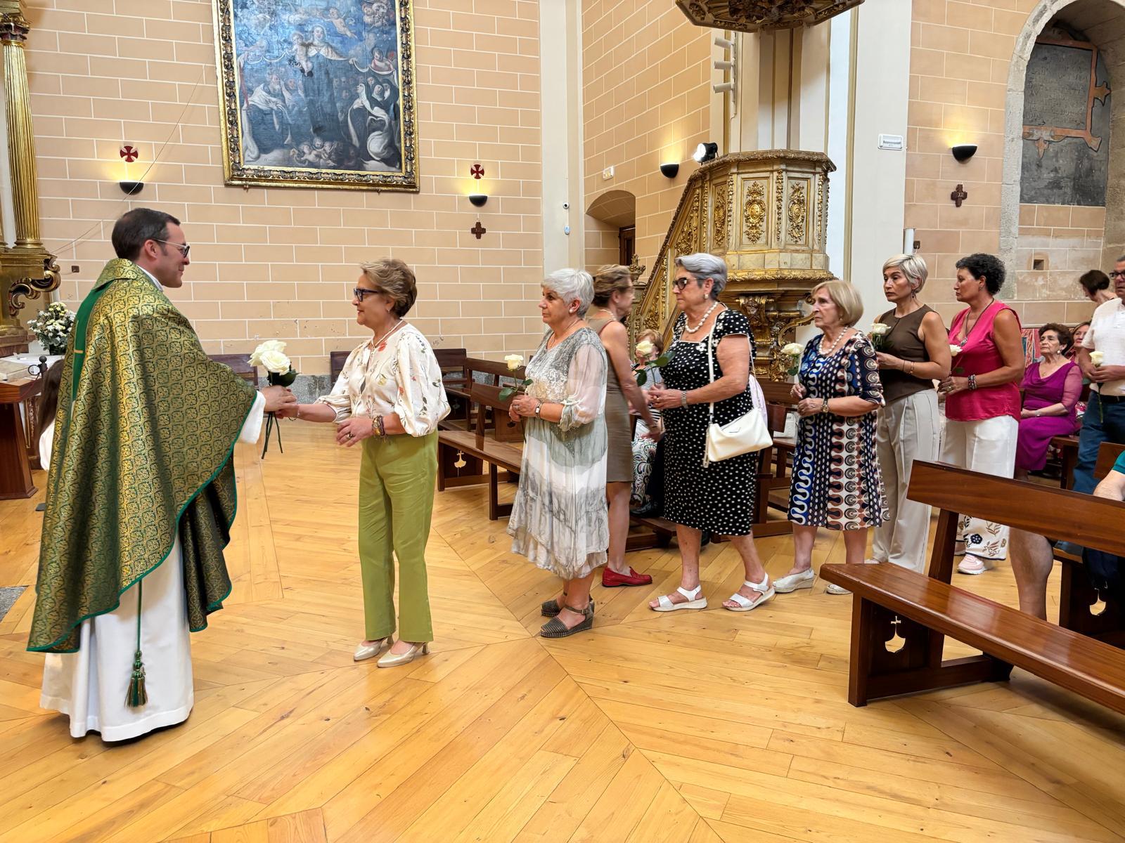 El regalo que llega a Alba de Tormes con mil rosas blancas para la Virgen del Carmen