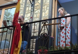El alcalde, Jorge Sánchez, junto a la pregonera Adela Arias.