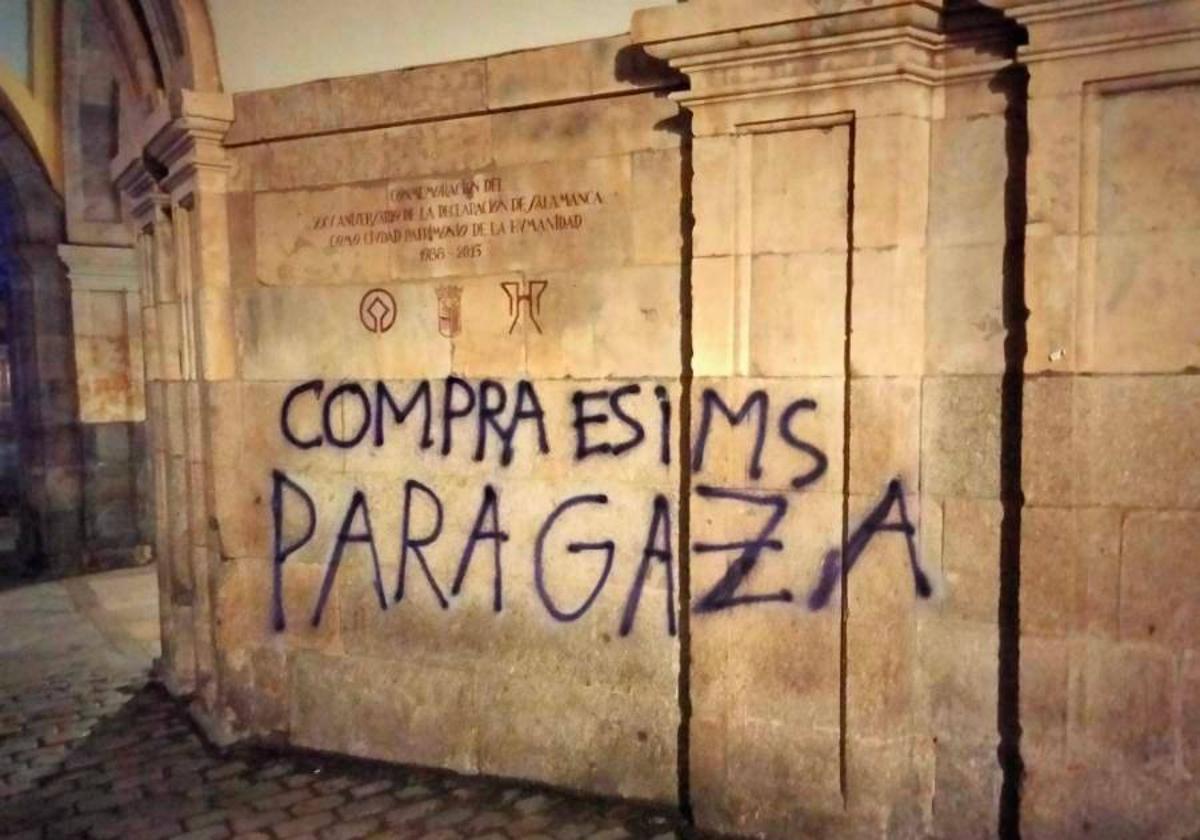 La pintada que efectuó el condenado junto al arco de la calle Zamora.